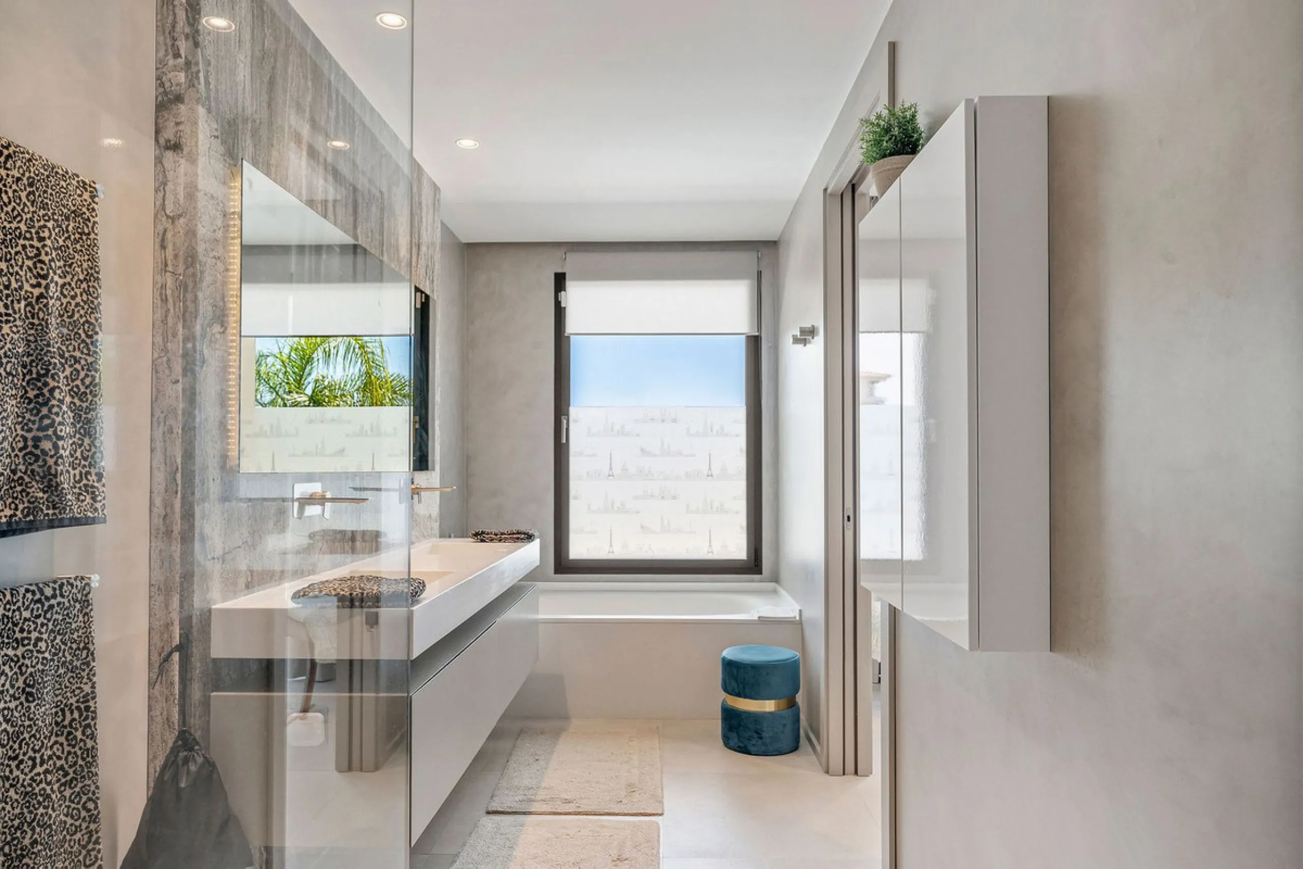Welcome to this modern and very well built house in the lower Nueva Andalucia area. As you enter you are greeted with a large open kitchen that leads to the dining and living area, from here you can access the large covered terrace and onto the pool area 