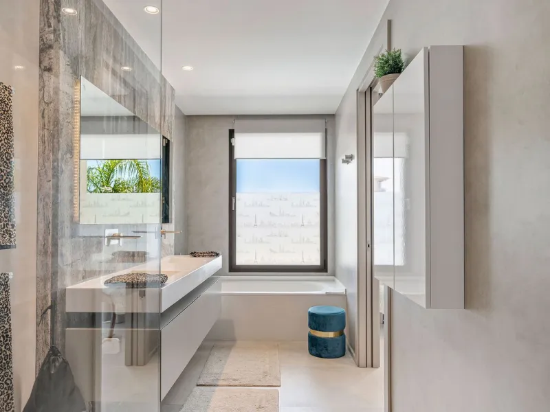 Welcome to this modern and very well built house in the lower Nueva Andalucia area. As you enter you are greeted with a large open kitchen that leads to the dining and living area, from here you can access the large covered terrace and onto the pool area 