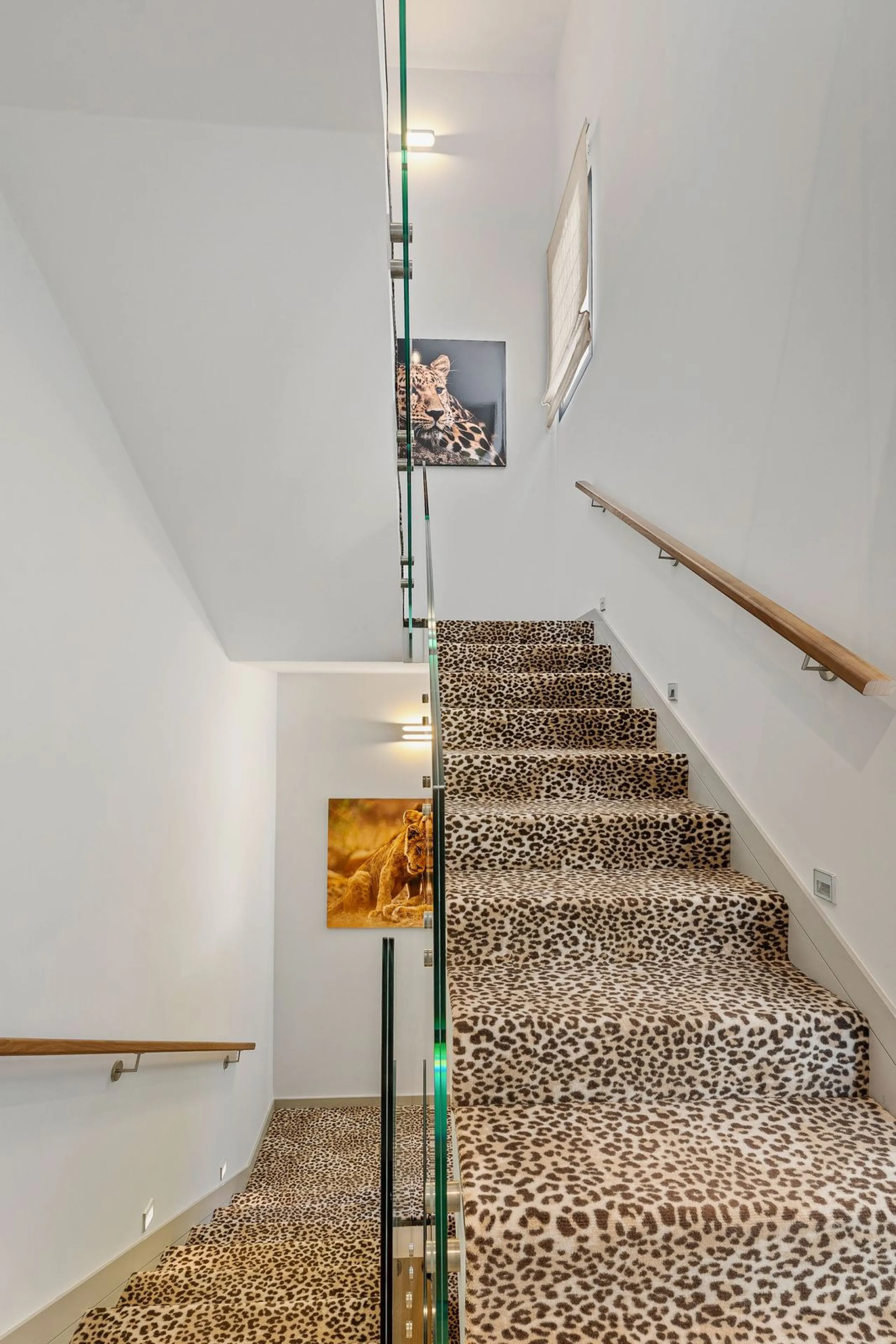 Welcome to this modern and very well built house in the lower Nueva Andalucia area. As you enter you are greeted with a large open kitchen that leads to the dining and living area, from here you can access the large covered terrace and onto the pool area 