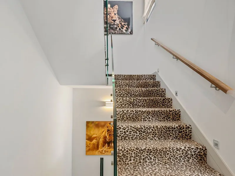 Welcome to this modern and very well built house in the lower Nueva Andalucia area. As you enter you are greeted with a large open kitchen that leads to the dining and living area, from here you can access the large covered terrace and onto the pool area 