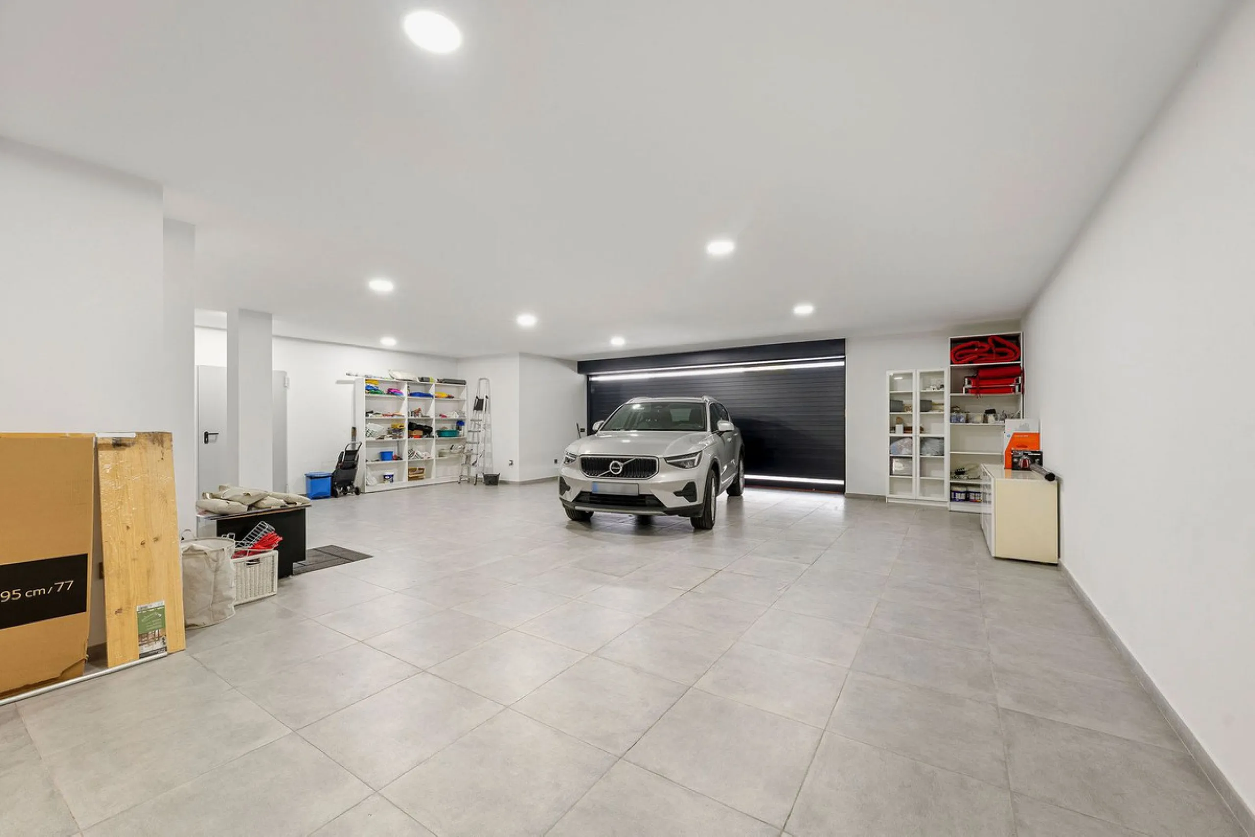 Welcome to this modern and very well built house in the lower Nueva Andalucia area. As you enter you are greeted with a large open kitchen that leads to the dining and living area, from here you can access the large covered terrace and onto the pool area 