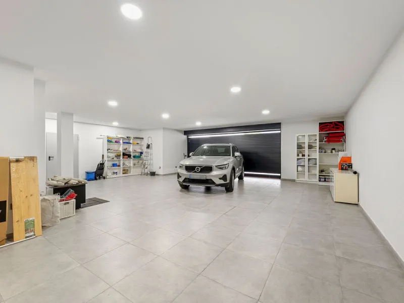 Welcome to this modern and very well built house in the lower Nueva Andalucia area. As you enter you are greeted with a large open kitchen that leads to the dining and living area, from here you can access the large covered terrace and onto the pool area 
