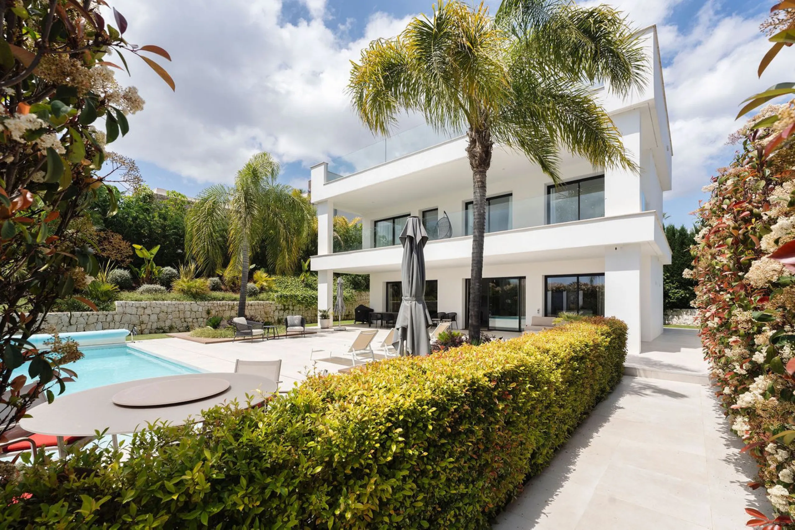 Welcome to this modern and very well built house in the lower Nueva Andalucia area. As you enter you are greeted with a large open kitchen that leads to the dining and living area, from here you can access the large covered terrace and onto the pool area 
