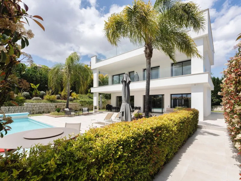 Welcome to this modern and very well built house in the lower Nueva Andalucia area. As you enter you are greeted with a large open kitchen that leads to the dining and living area, from here you can access the large covered terrace and onto the pool area 