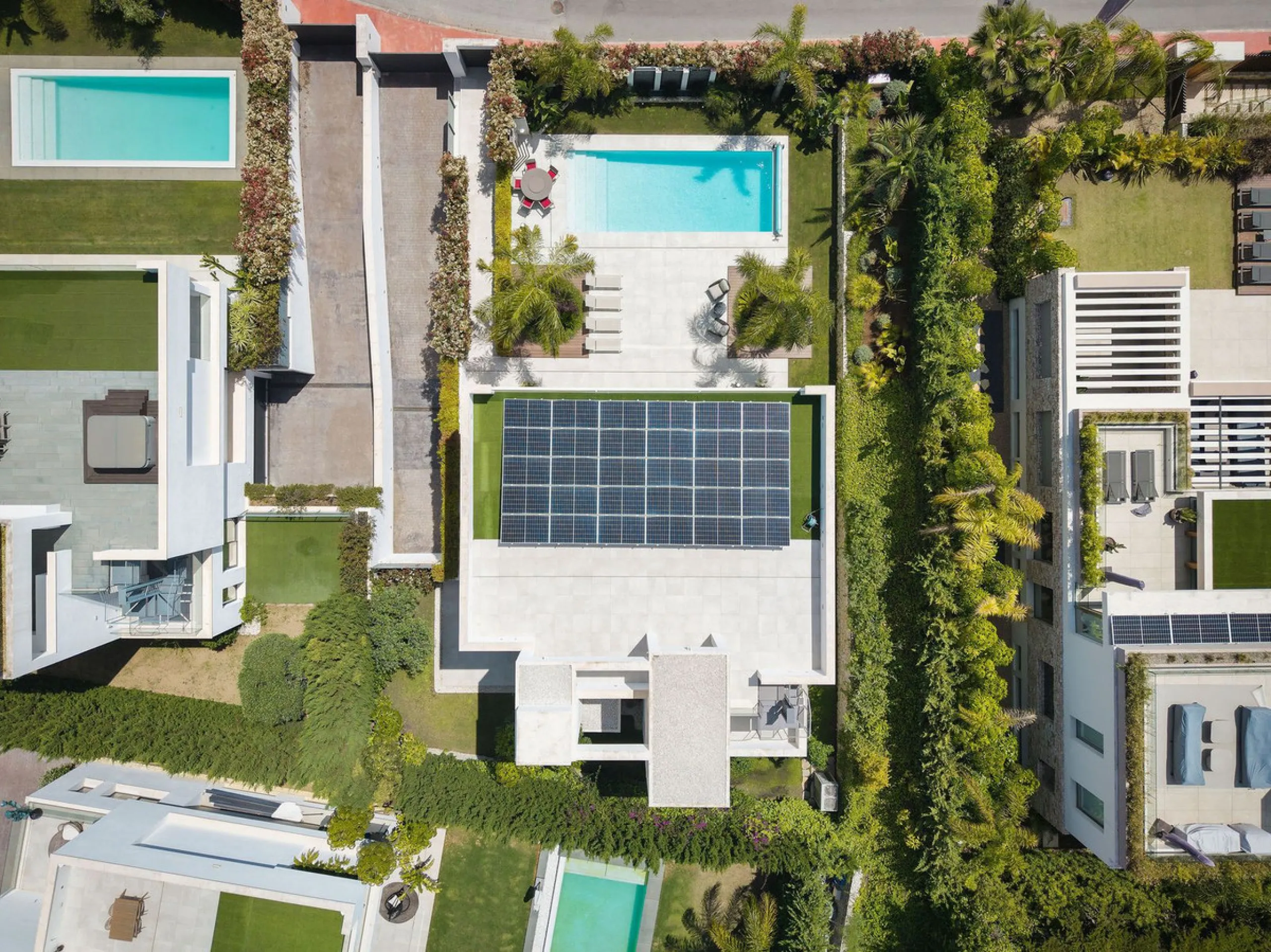 Welcome to this modern and very well built house in the lower Nueva Andalucia area. As you enter you are greeted with a large open kitchen that leads to the dining and living area, from here you can access the large covered terrace and onto the pool area 