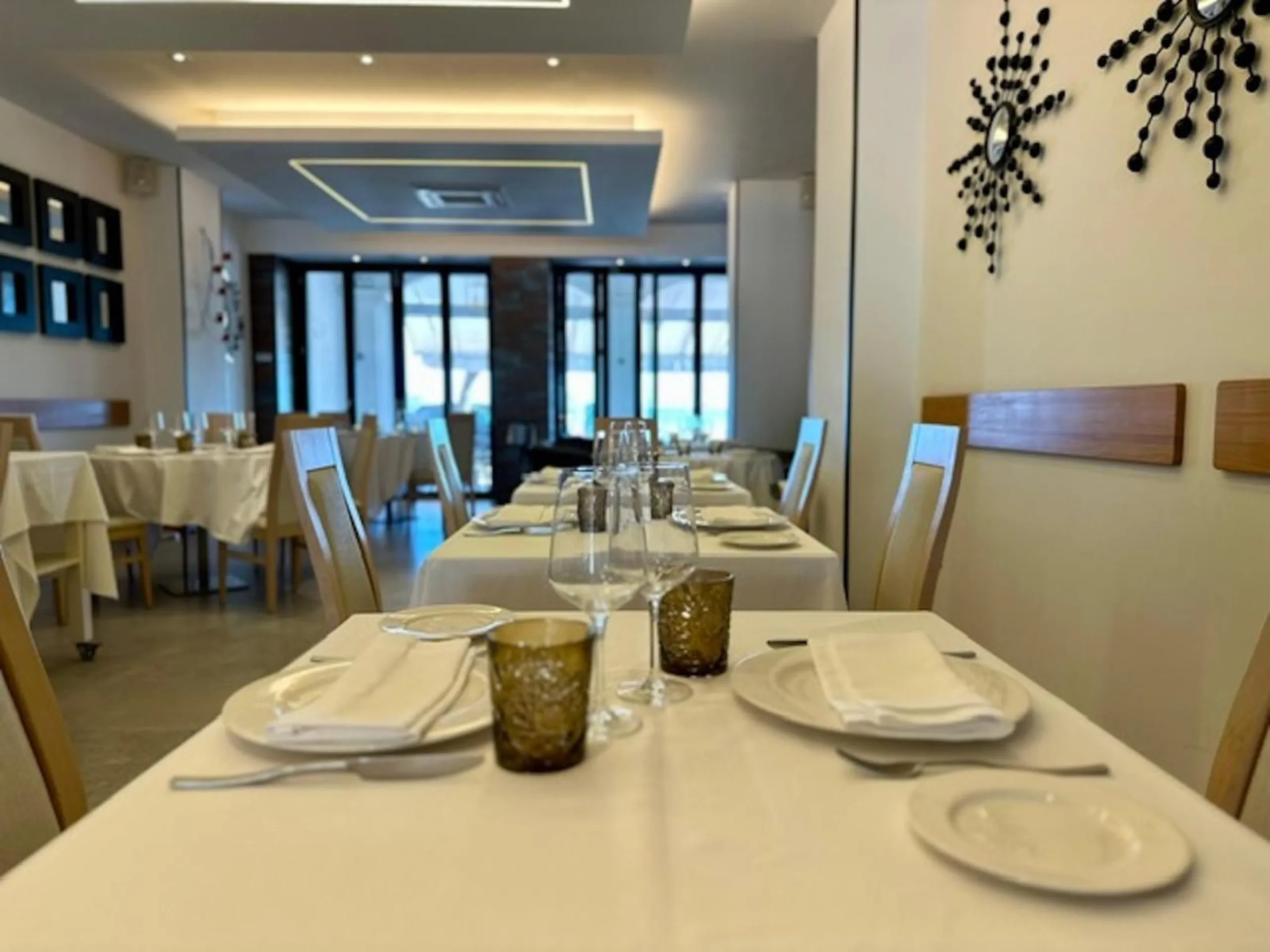 Located in one of the most coveted areas of the Costa del Sol, this exclusive high-end restaurant offers a unique opportunity for restaurateurs and investors alike. Boasting an unbeatable beachfront location in Estepona, this establishment combines elegan