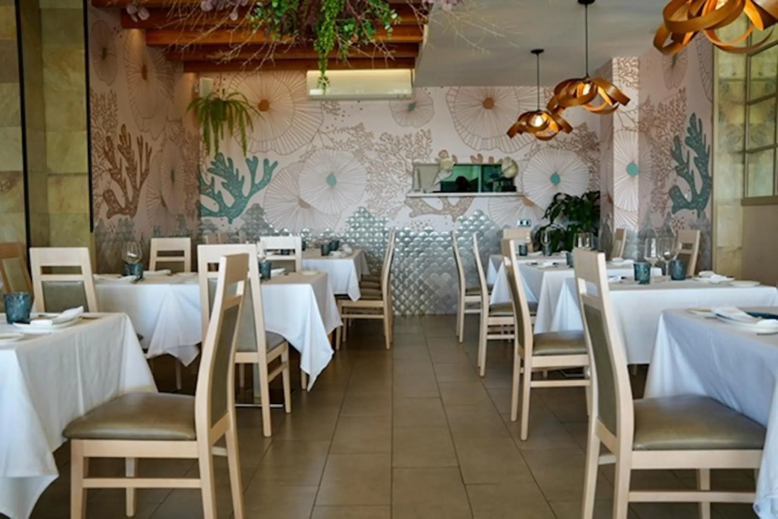 Located in one of the most coveted areas of the Costa del Sol, this exclusive high-end restaurant offers a unique opportunity for restaurateurs and investors alike. Boasting an unbeatable beachfront location in Estepona, this establishment combines elegan