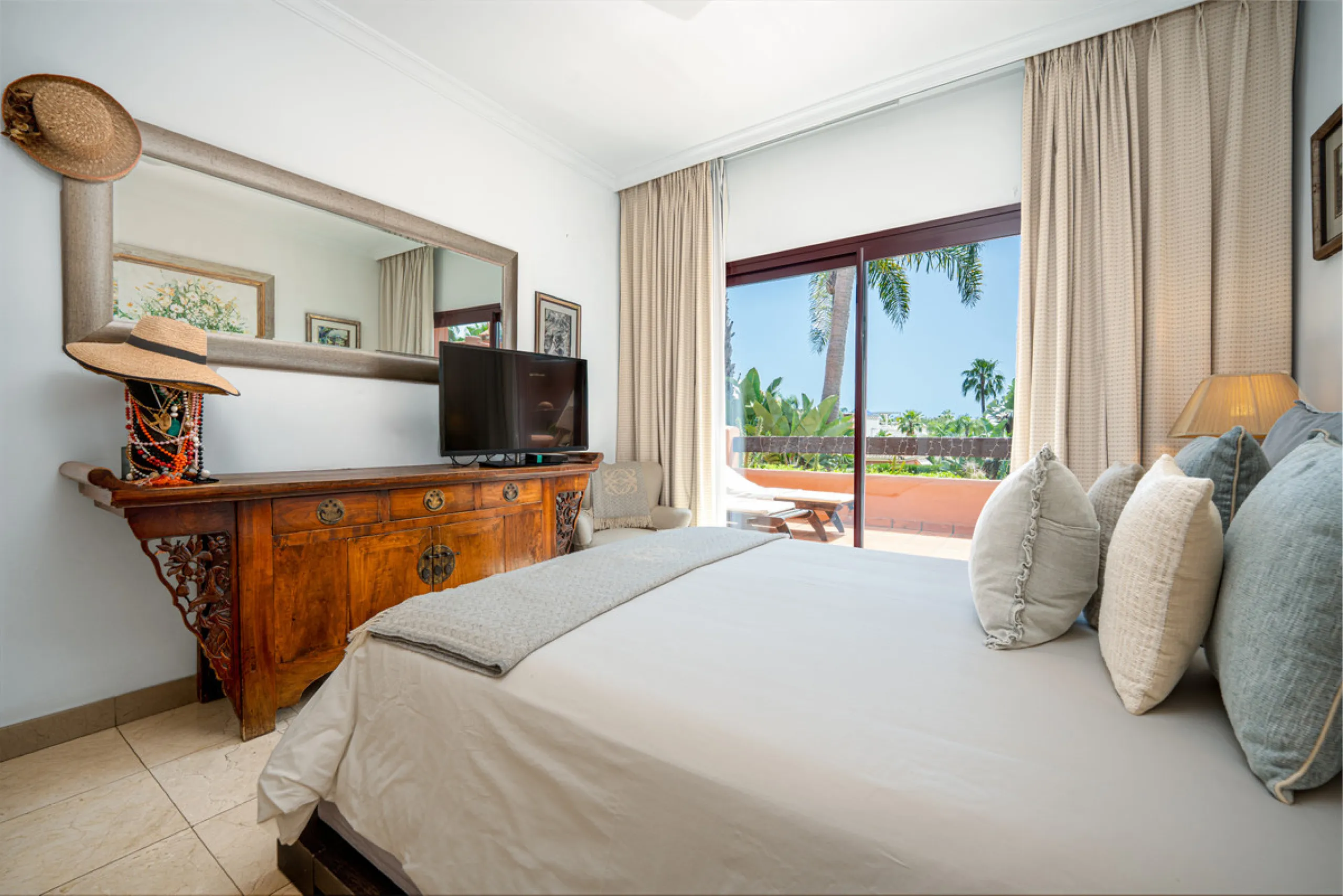 Townhouse Oasis is a five-bedroom luxury home in one of Marbella's most prestigious gated communities on the Golden Mile. Surrounded by tropical gardens, this townhouse offers privacy, comfort, and Mediterranean charm. With multiple terraces, a private ga