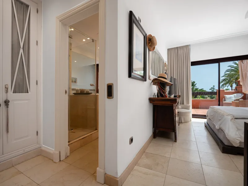 Townhouse Oasis is a five-bedroom luxury home in one of Marbella's most prestigious gated communities on the Golden Mile. Surrounded by tropical gardens, this townhouse offers privacy, comfort, and Mediterranean charm. With multiple terraces, a private ga