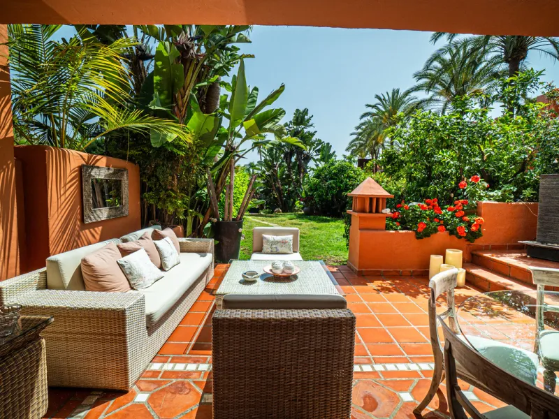 Townhouse Oasis is a five-bedroom luxury home in one of Marbella's most prestigious gated communities on the Golden Mile. Surrounded by tropical gardens, this townhouse offers privacy, comfort, and Mediterranean charm. With multiple terraces, a private ga