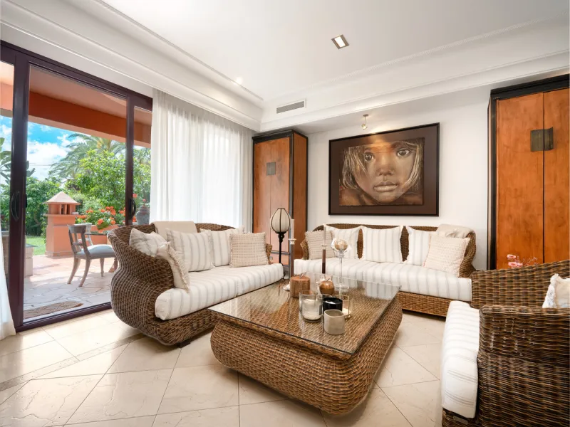 Townhouse Oasis is a five-bedroom luxury home in one of Marbella's most prestigious gated communities on the Golden Mile. Surrounded by tropical gardens, this townhouse offers privacy, comfort, and Mediterranean charm. With multiple terraces, a private ga