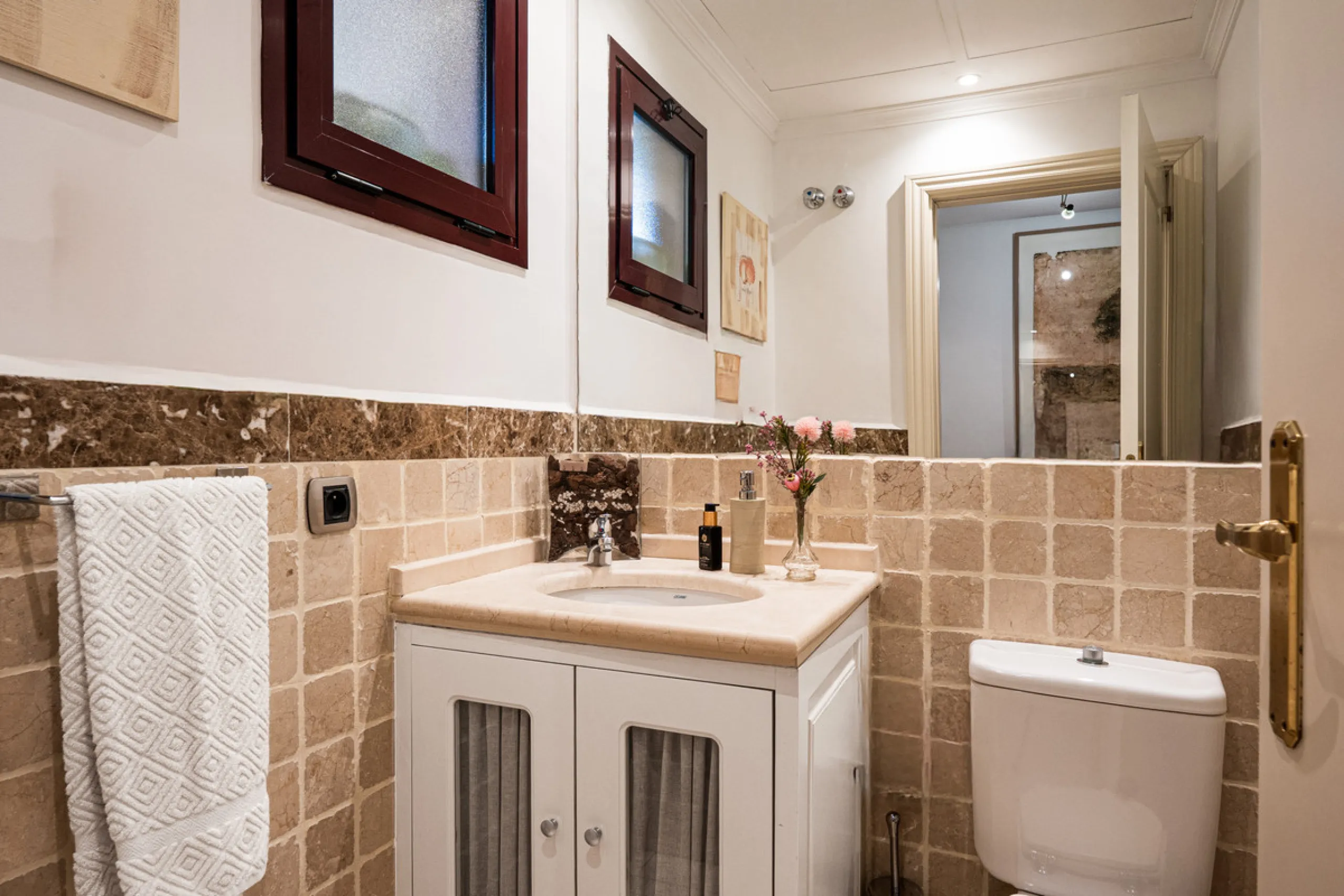Townhouse Oasis is a five-bedroom luxury home in one of Marbella's most prestigious gated communities on the Golden Mile. Surrounded by tropical gardens, this townhouse offers privacy, comfort, and Mediterranean charm. With multiple terraces, a private ga