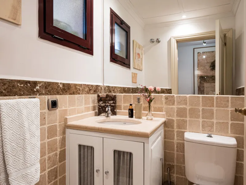 Townhouse Oasis is a five-bedroom luxury home in one of Marbella's most prestigious gated communities on the Golden Mile. Surrounded by tropical gardens, this townhouse offers privacy, comfort, and Mediterranean charm. With multiple terraces, a private ga