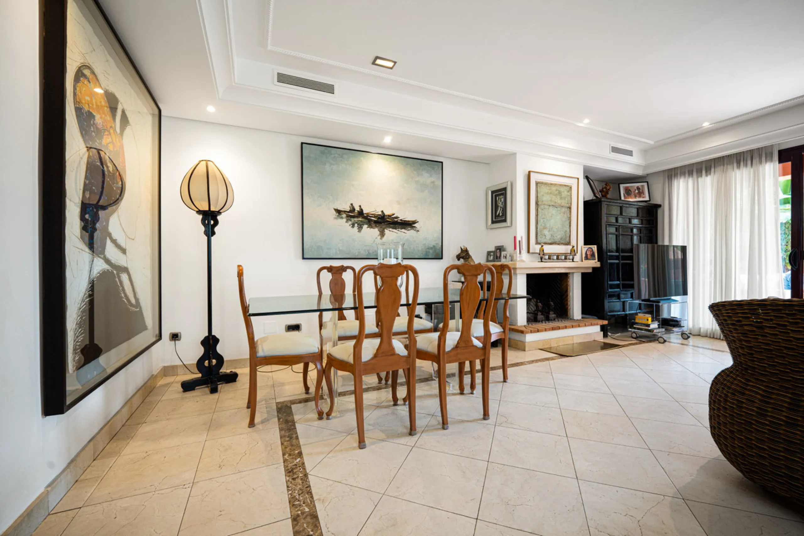 Townhouse Oasis is a five-bedroom luxury home in one of Marbella's most prestigious gated communities on the Golden Mile. Surrounded by tropical gardens, this townhouse offers privacy, comfort, and Mediterranean charm. With multiple terraces, a private ga