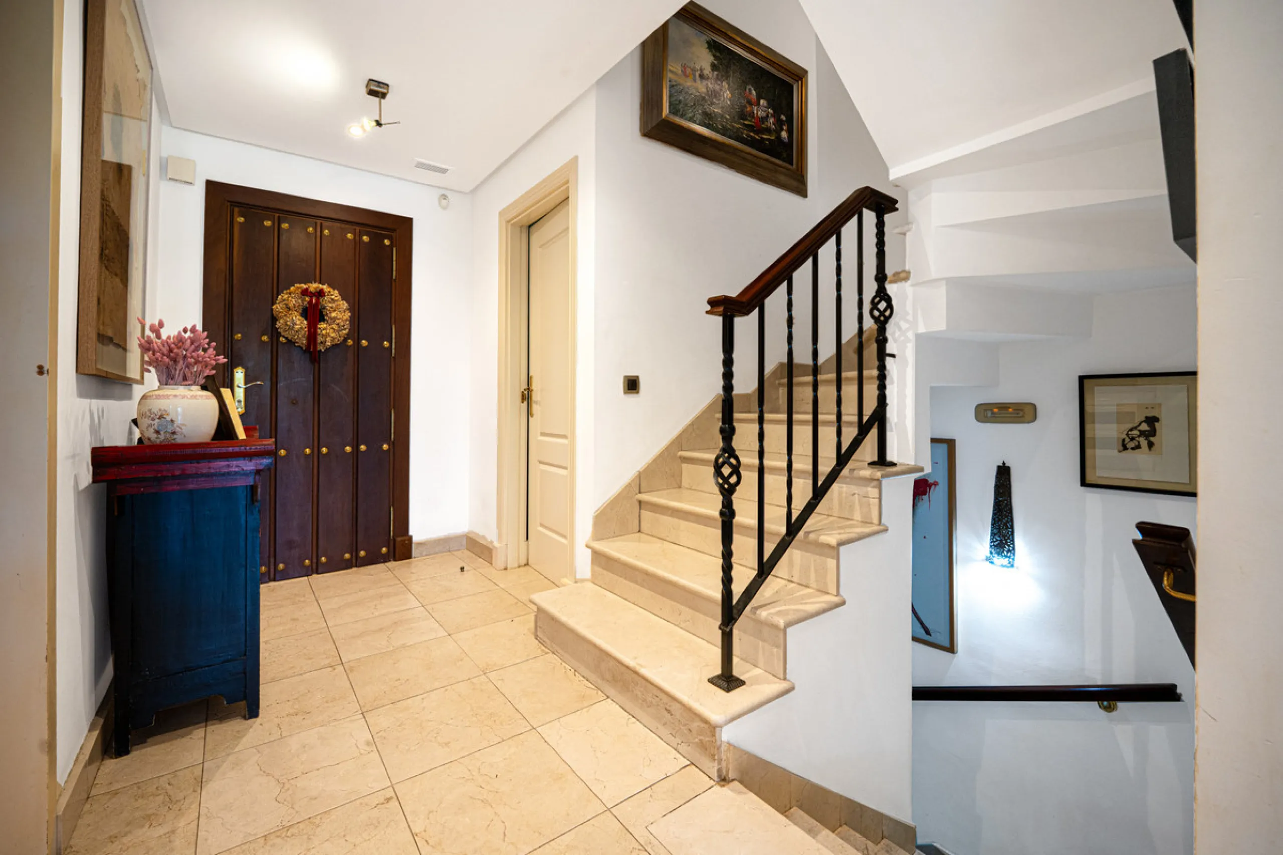 Townhouse Oasis is a five-bedroom luxury home in one of Marbella's most prestigious gated communities on the Golden Mile. Surrounded by tropical gardens, this townhouse offers privacy, comfort, and Mediterranean charm. With multiple terraces, a private ga