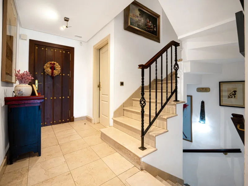 Townhouse Oasis is a five-bedroom luxury home in one of Marbella's most prestigious gated communities on the Golden Mile. Surrounded by tropical gardens, this townhouse offers privacy, comfort, and Mediterranean charm. With multiple terraces, a private ga