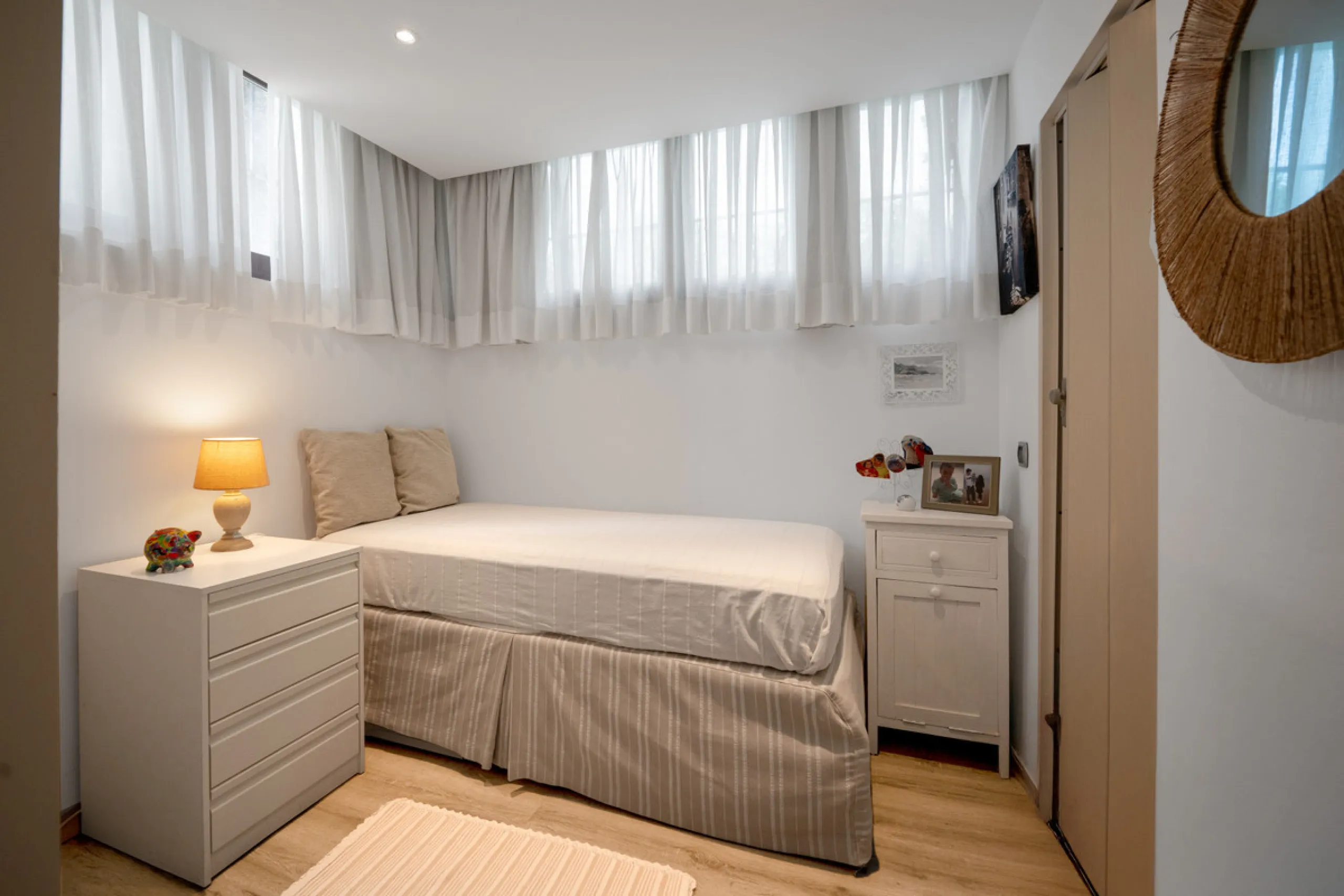Townhouse Oasis is a five-bedroom luxury home in one of Marbella's most prestigious gated communities on the Golden Mile. Surrounded by tropical gardens, this townhouse offers privacy, comfort, and Mediterranean charm. With multiple terraces, a private ga