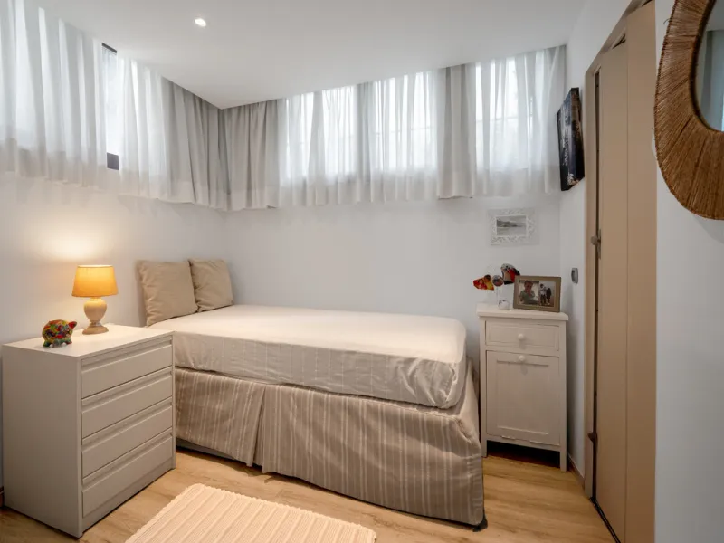 Townhouse Oasis is a five-bedroom luxury home in one of Marbella's most prestigious gated communities on the Golden Mile. Surrounded by tropical gardens, this townhouse offers privacy, comfort, and Mediterranean charm. With multiple terraces, a private ga
