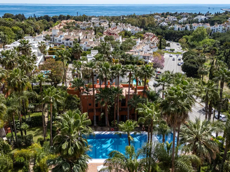 Townhouse Oasis is a five-bedroom luxury home in one of Marbella's most prestigious gated communities on the Golden Mile. Surrounded by tropical gardens, this townhouse offers privacy, comfort, and Mediterranean charm. With multiple terraces, a private ga