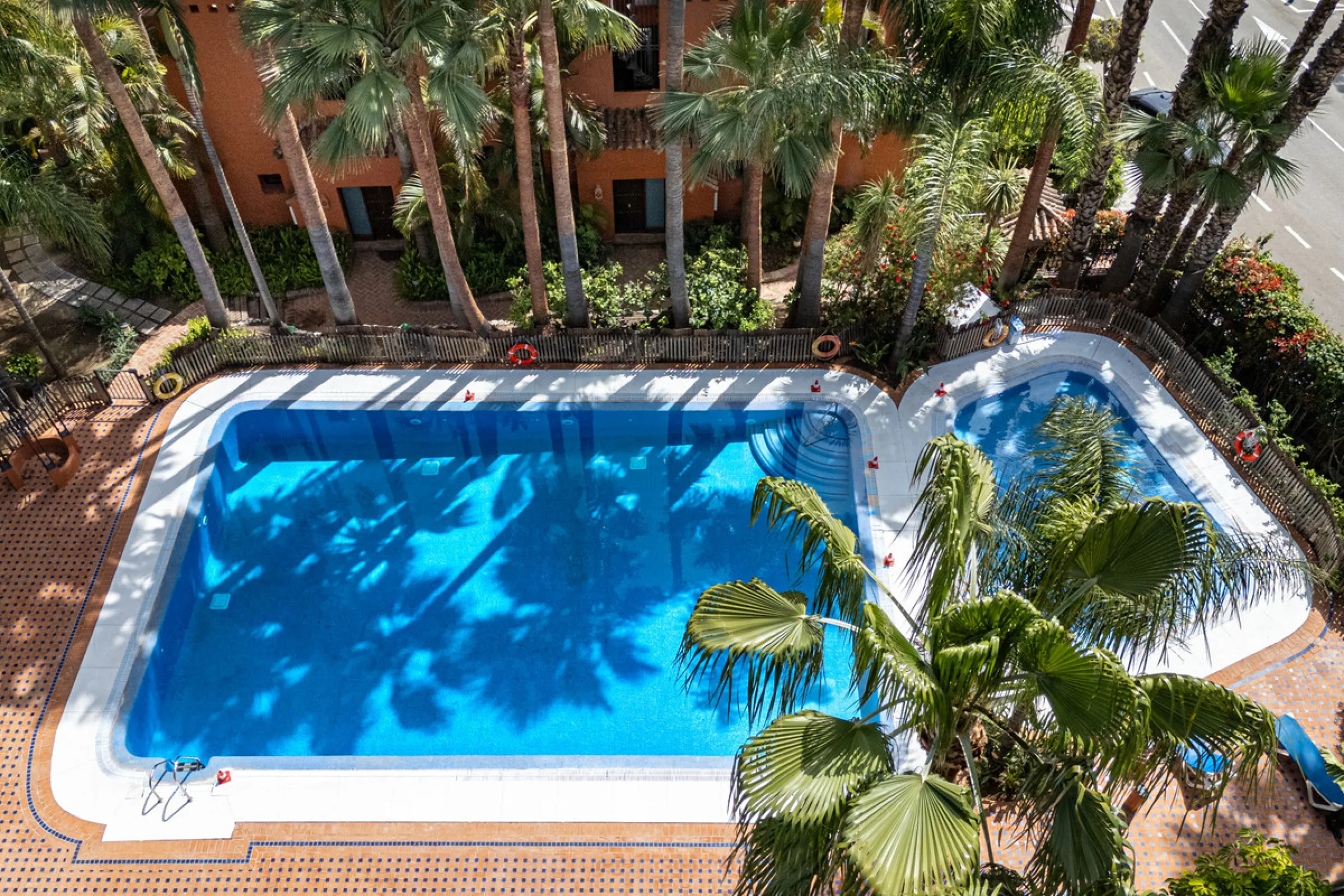 Townhouse Oasis is a five-bedroom luxury home in one of Marbella's most prestigious gated communities on the Golden Mile. Surrounded by tropical gardens, this townhouse offers privacy, comfort, and Mediterranean charm. With multiple terraces, a private ga