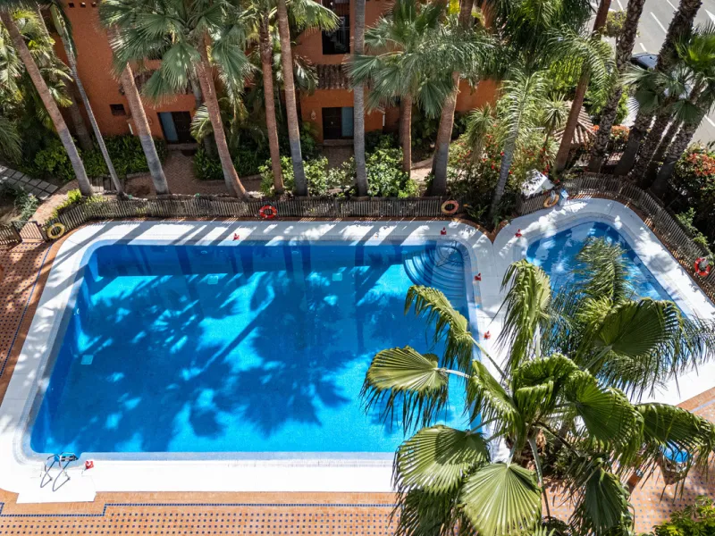 Townhouse Oasis is a five-bedroom luxury home in one of Marbella's most prestigious gated communities on the Golden Mile. Surrounded by tropical gardens, this townhouse offers privacy, comfort, and Mediterranean charm. With multiple terraces, a private ga