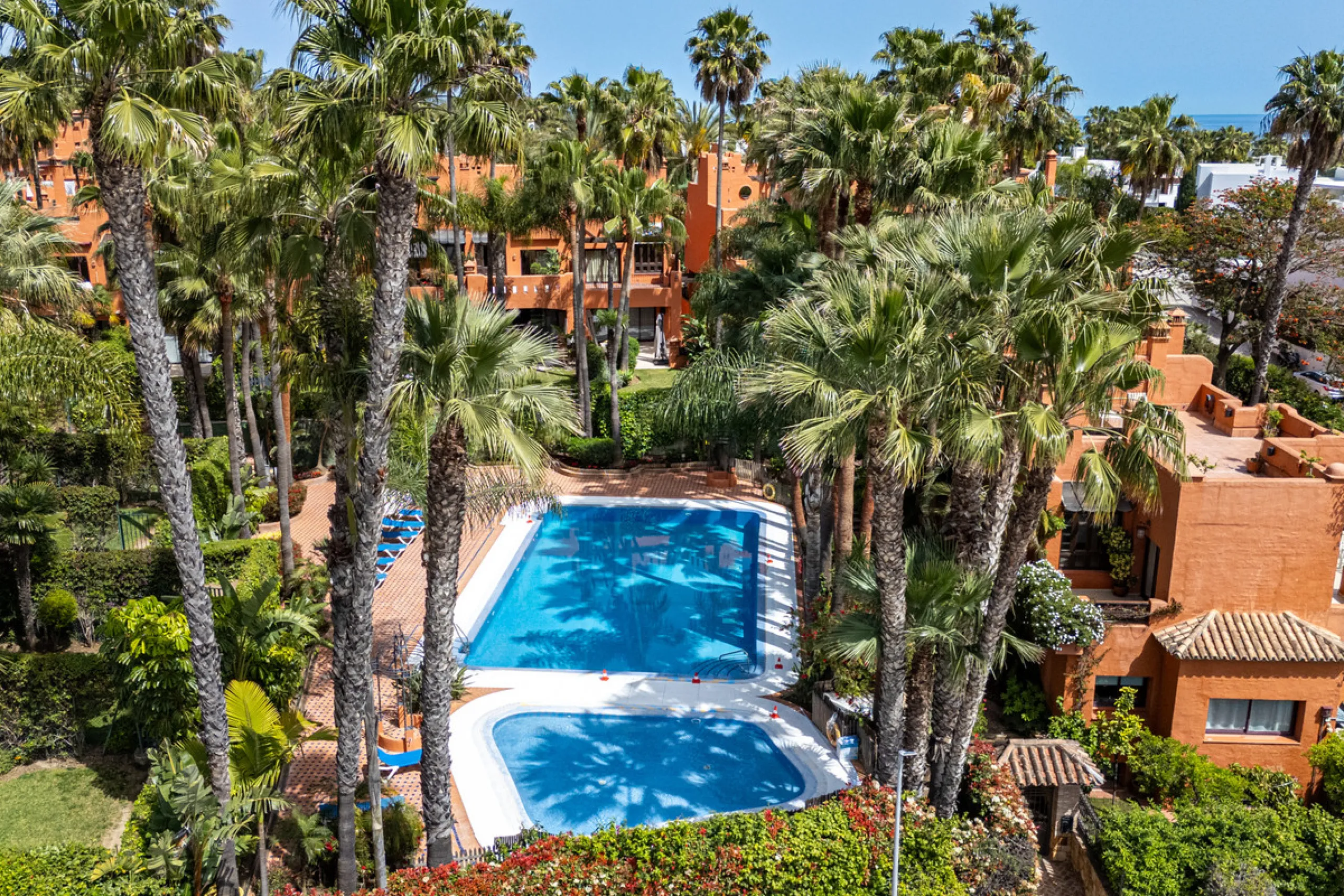 Townhouse Oasis is a five-bedroom luxury home in one of Marbella's most prestigious gated communities on the Golden Mile. Surrounded by tropical gardens, this townhouse offers privacy, comfort, and Mediterranean charm. With multiple terraces, a private ga