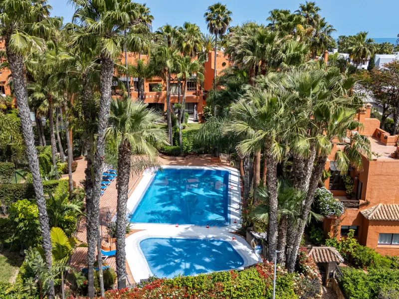 Townhouse Oasis is a five-bedroom luxury home in one of Marbella's most prestigious gated communities on the Golden Mile. Surrounded by tropical gardens, this townhouse offers privacy, comfort, and Mediterranean charm. With multiple terraces, a private ga