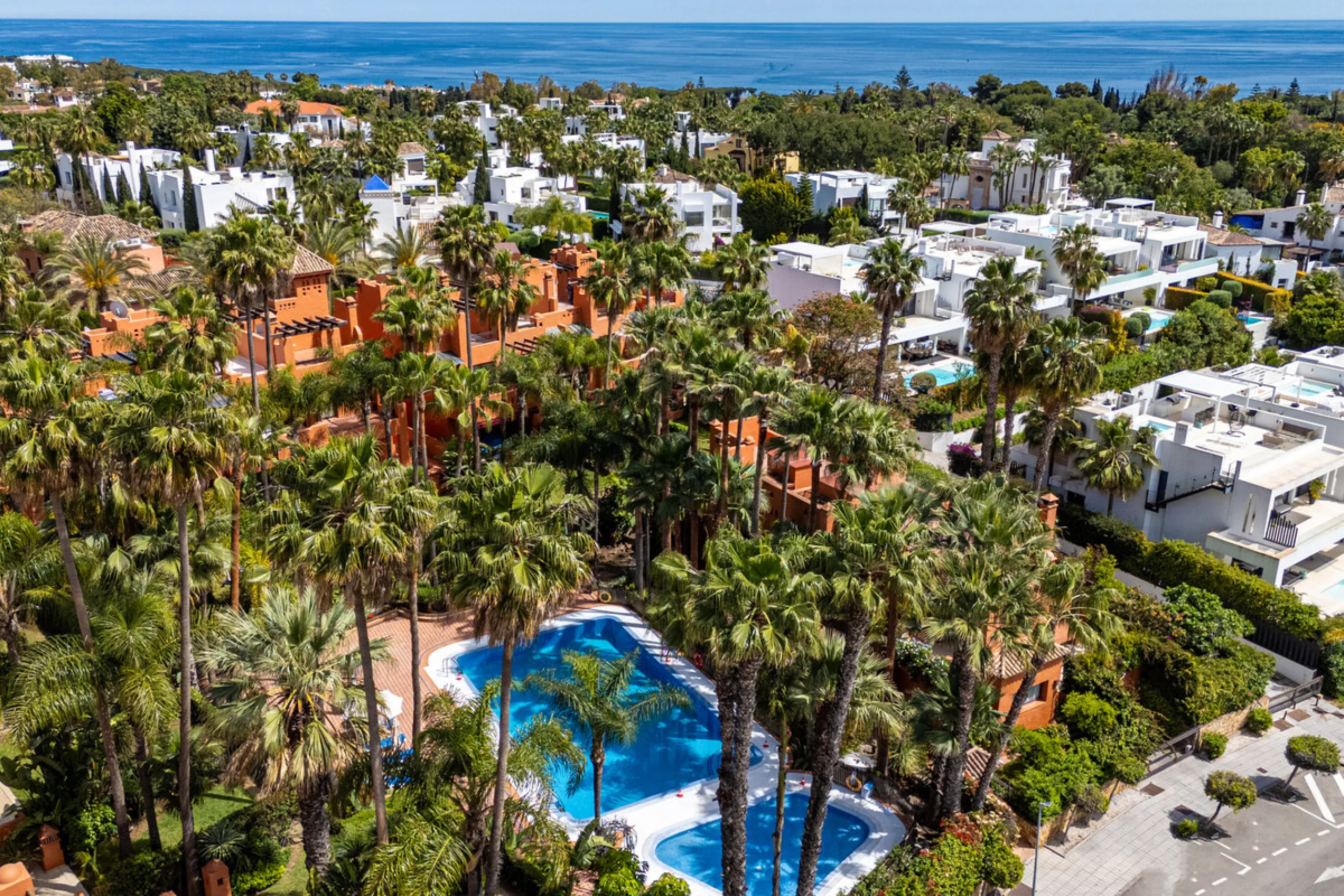 Townhouse Oasis is a five-bedroom luxury home in one of Marbella's most prestigious gated communities on the Golden Mile. Surrounded by tropical gardens, this townhouse offers privacy, comfort, and Mediterranean charm. With multiple terraces, a private ga