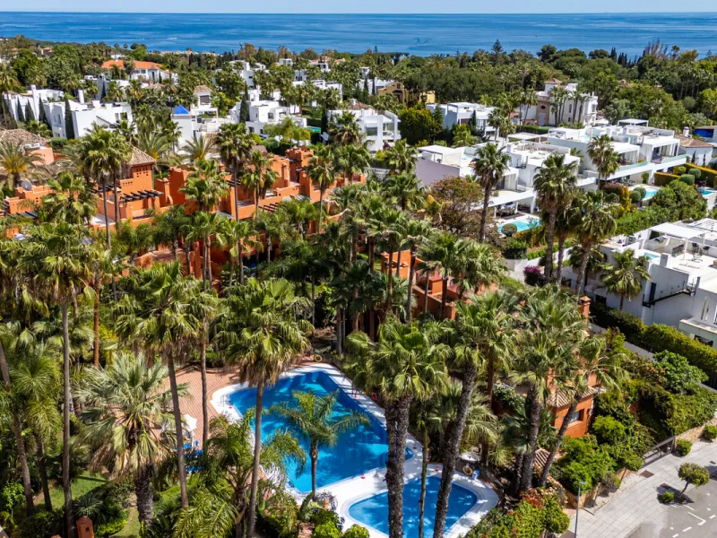 Townhouse Oasis is a five-bedroom luxury home in one of Marbella's most prestigious gated communities on the Golden Mile. Surrounded by tropical gardens, this townhouse offers privacy, comfort, and Mediterranean charm. With multiple terraces, a private ga
