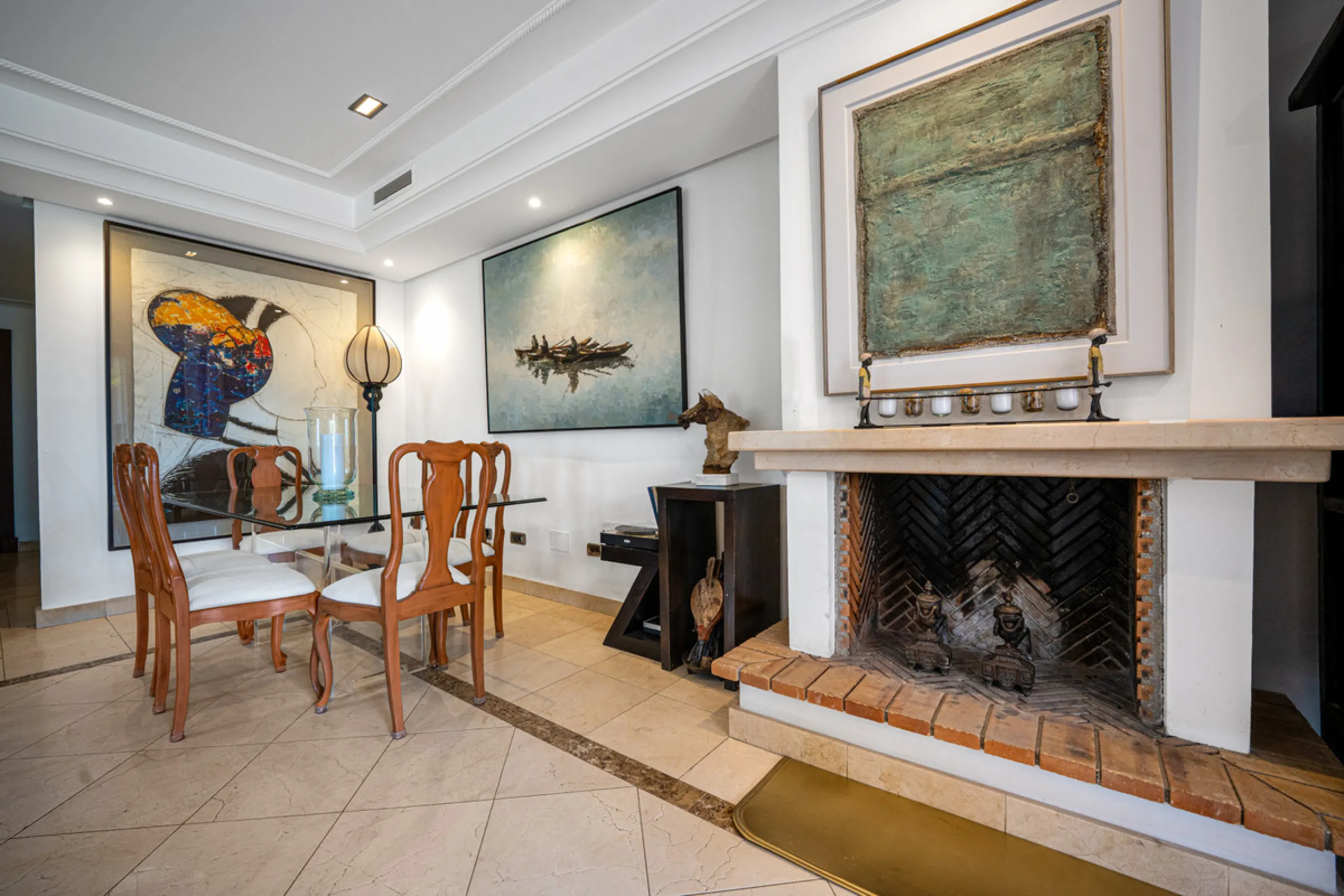 Townhouse Oasis is a five-bedroom luxury home in one of Marbella's most prestigious gated communities on the Golden Mile. Surrounded by tropical gardens, this townhouse offers privacy, comfort, and Mediterranean charm. With multiple terraces, a private ga