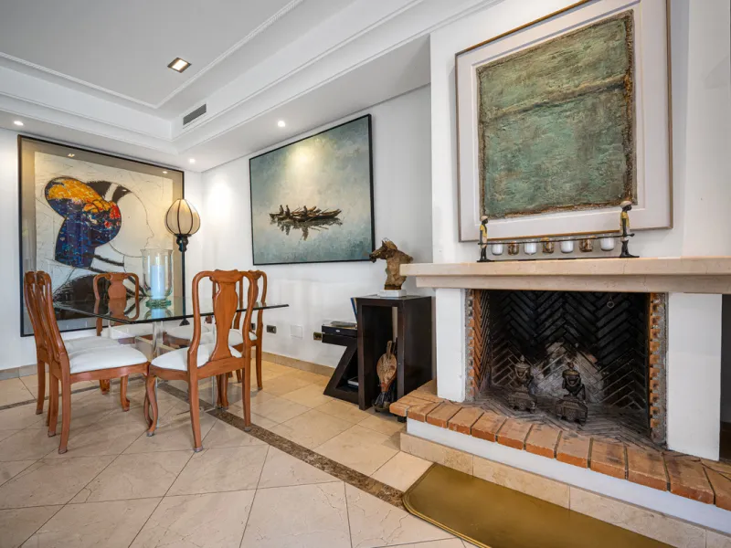 Townhouse Oasis is a five-bedroom luxury home in one of Marbella's most prestigious gated communities on the Golden Mile. Surrounded by tropical gardens, this townhouse offers privacy, comfort, and Mediterranean charm. With multiple terraces, a private ga