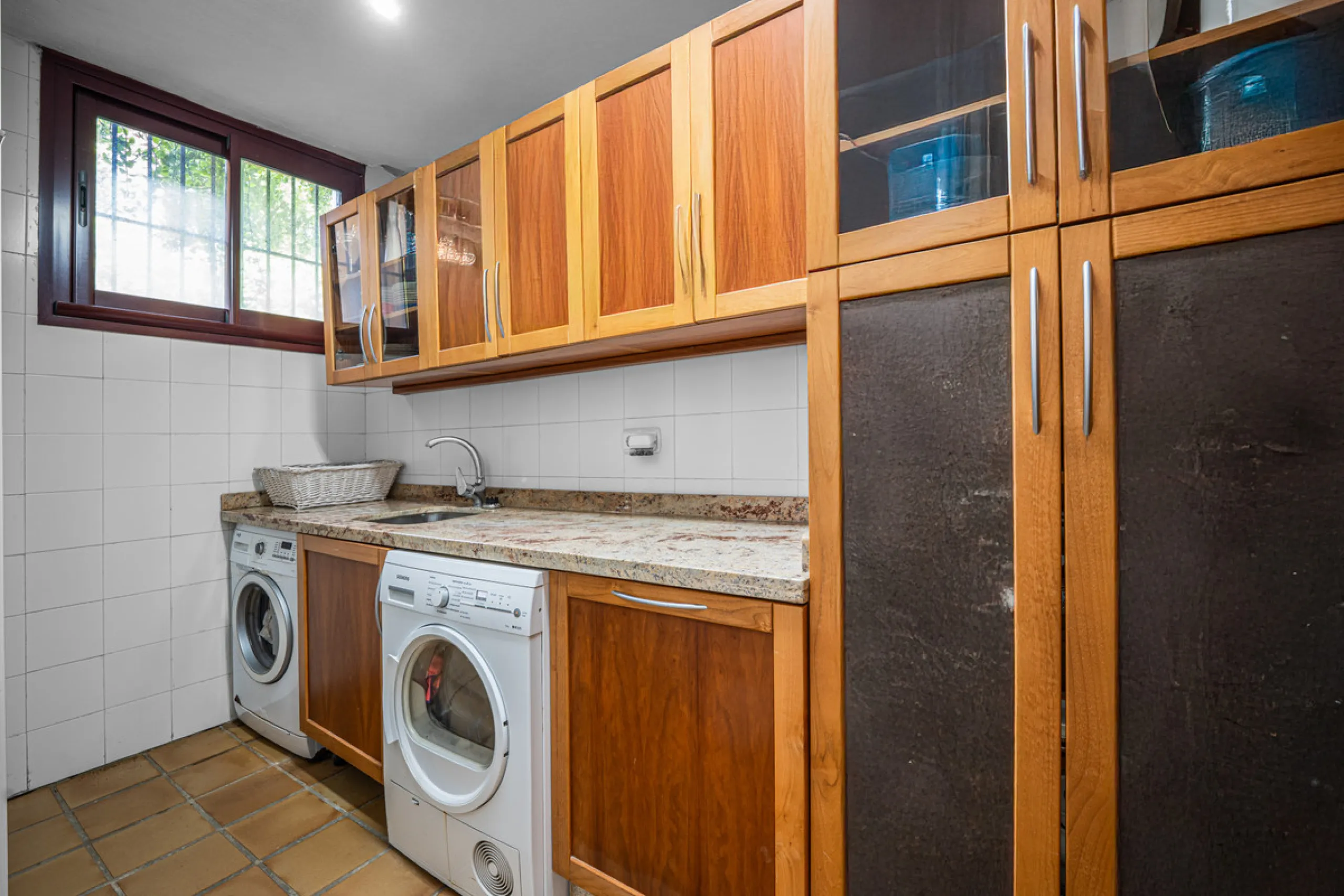 Townhouse Oasis is a five-bedroom luxury home in one of Marbella's most prestigious gated communities on the Golden Mile. Surrounded by tropical gardens, this townhouse offers privacy, comfort, and Mediterranean charm. With multiple terraces, a private ga