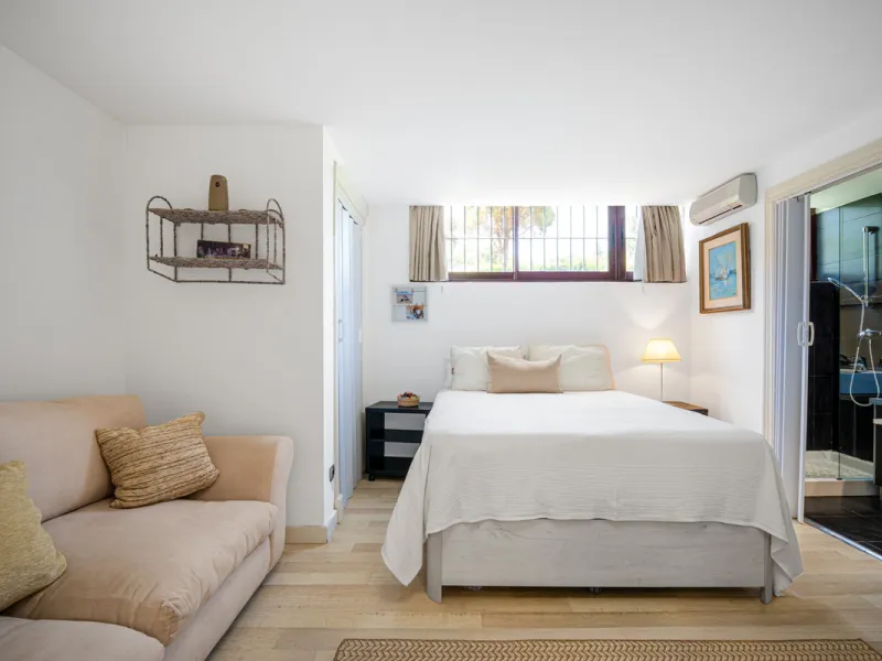 Townhouse Oasis is a five-bedroom luxury home in one of Marbella's most prestigious gated communities on the Golden Mile. Surrounded by tropical gardens, this townhouse offers privacy, comfort, and Mediterranean charm. With multiple terraces, a private ga