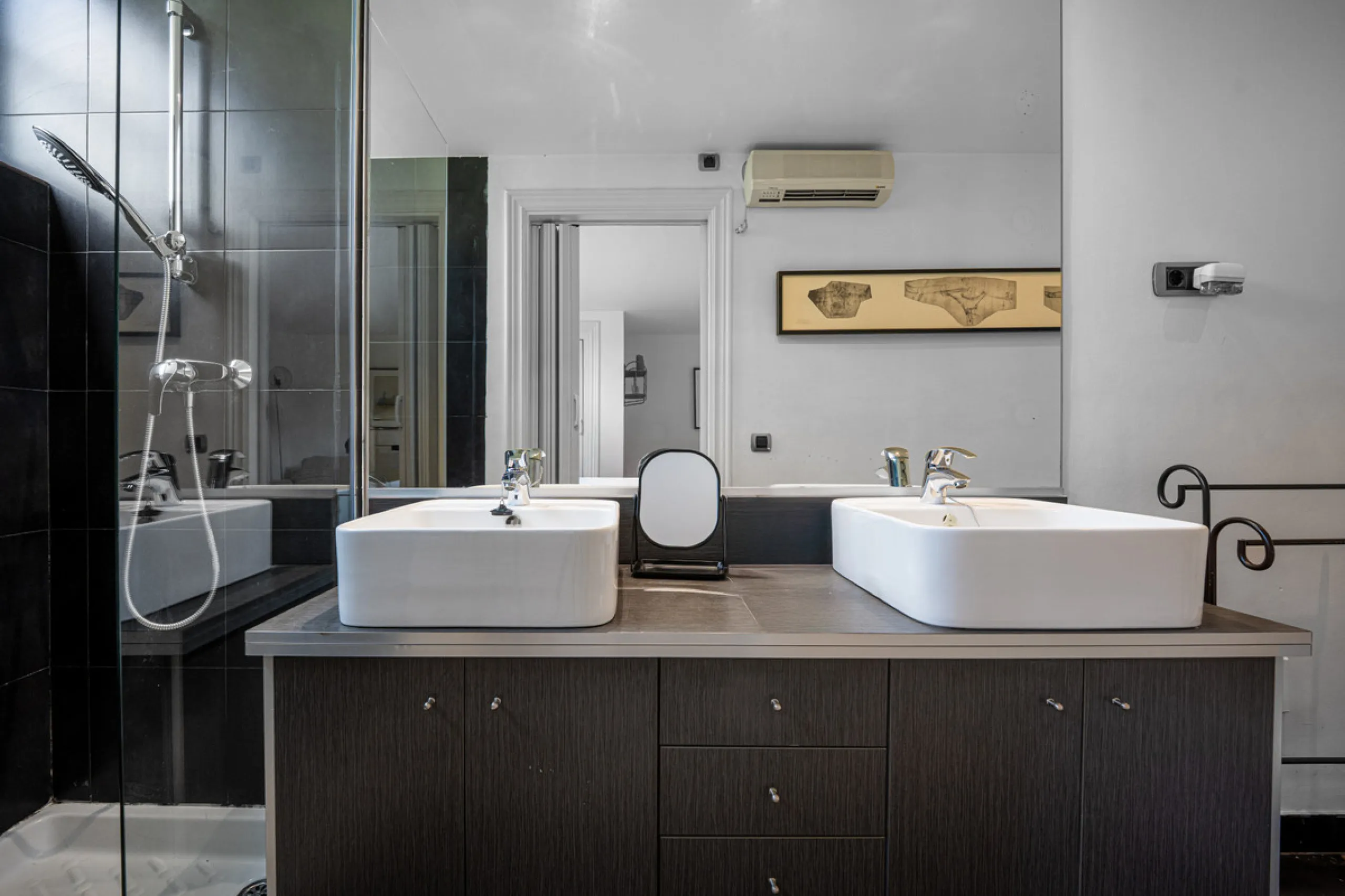 Townhouse Oasis is a five-bedroom luxury home in one of Marbella's most prestigious gated communities on the Golden Mile. Surrounded by tropical gardens, this townhouse offers privacy, comfort, and Mediterranean charm. With multiple terraces, a private ga