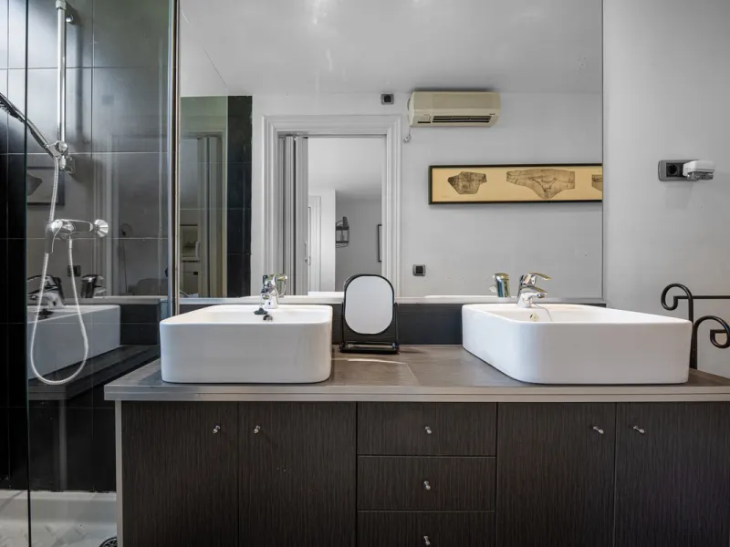 Townhouse Oasis is a five-bedroom luxury home in one of Marbella's most prestigious gated communities on the Golden Mile. Surrounded by tropical gardens, this townhouse offers privacy, comfort, and Mediterranean charm. With multiple terraces, a private ga