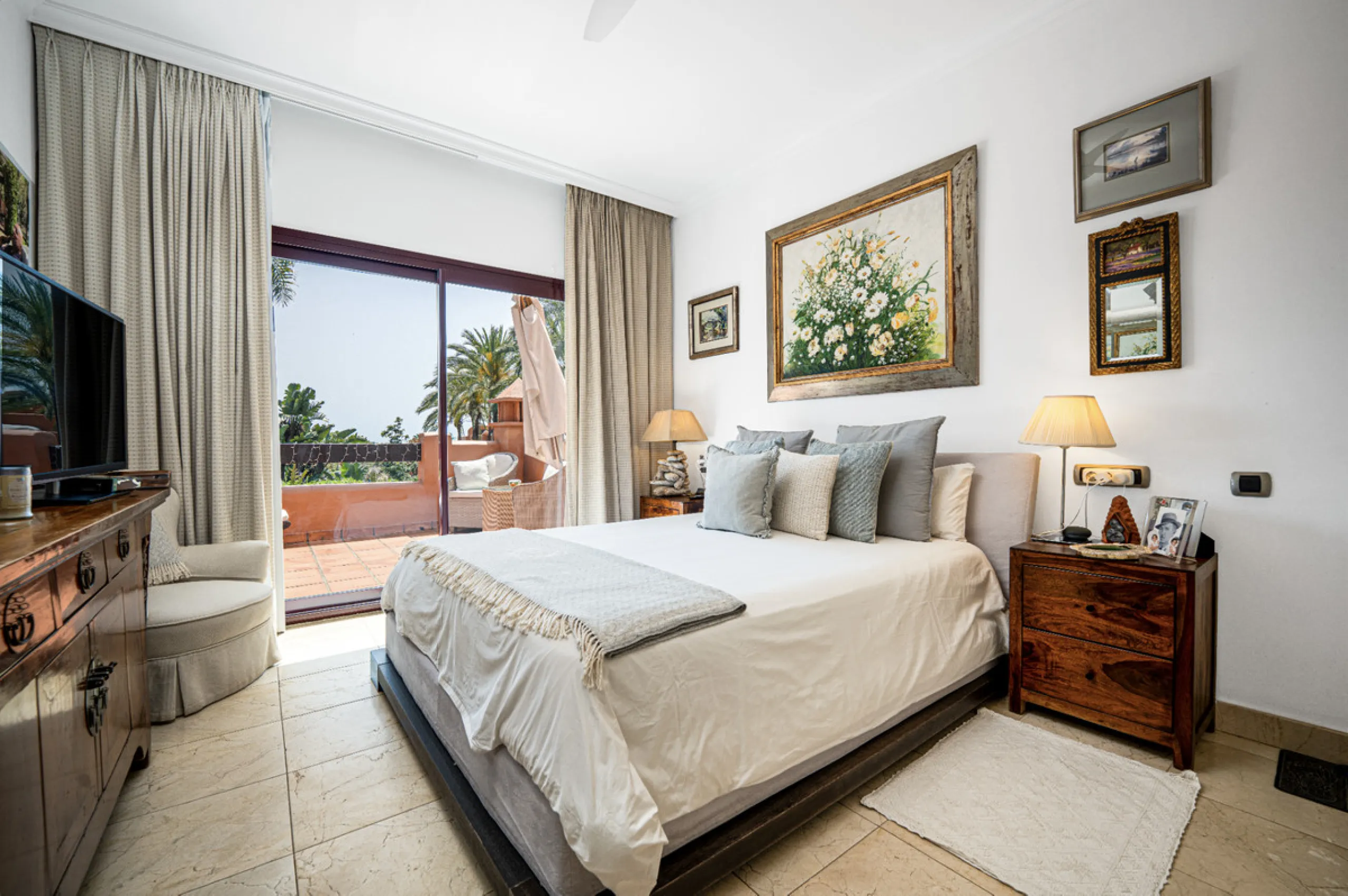 Townhouse Oasis is a five-bedroom luxury home in one of Marbella's most prestigious gated communities on the Golden Mile. Surrounded by tropical gardens, this townhouse offers privacy, comfort, and Mediterranean charm. With multiple terraces, a private ga
