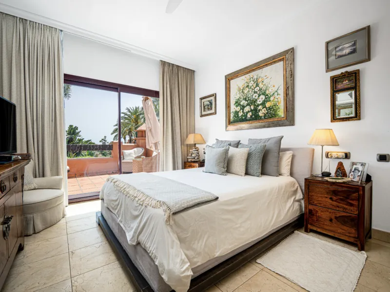 Townhouse Oasis is a five-bedroom luxury home in one of Marbella's most prestigious gated communities on the Golden Mile. Surrounded by tropical gardens, this townhouse offers privacy, comfort, and Mediterranean charm. With multiple terraces, a private ga