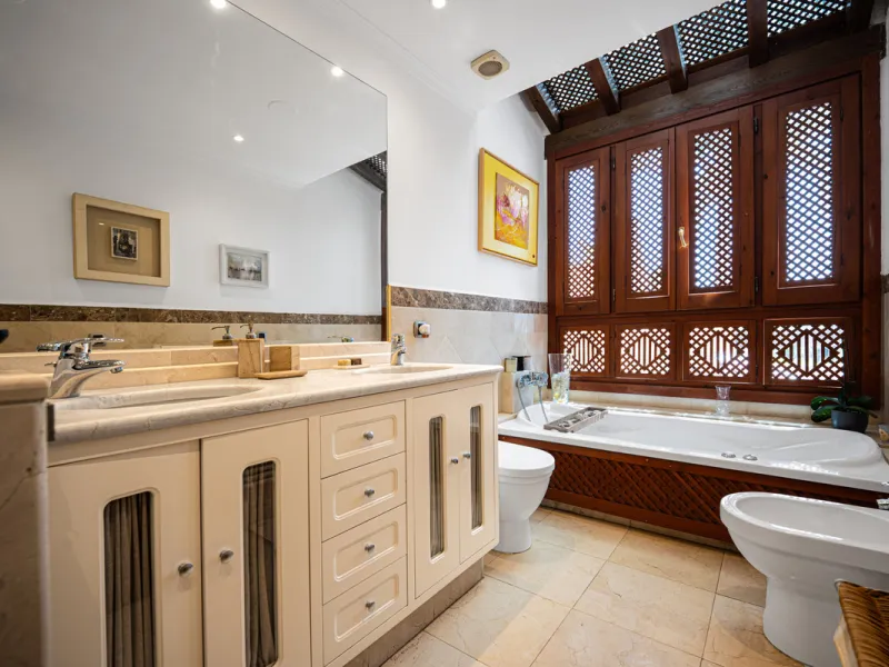 Townhouse Oasis is a five-bedroom luxury home in one of Marbella's most prestigious gated communities on the Golden Mile. Surrounded by tropical gardens, this townhouse offers privacy, comfort, and Mediterranean charm. With multiple terraces, a private ga