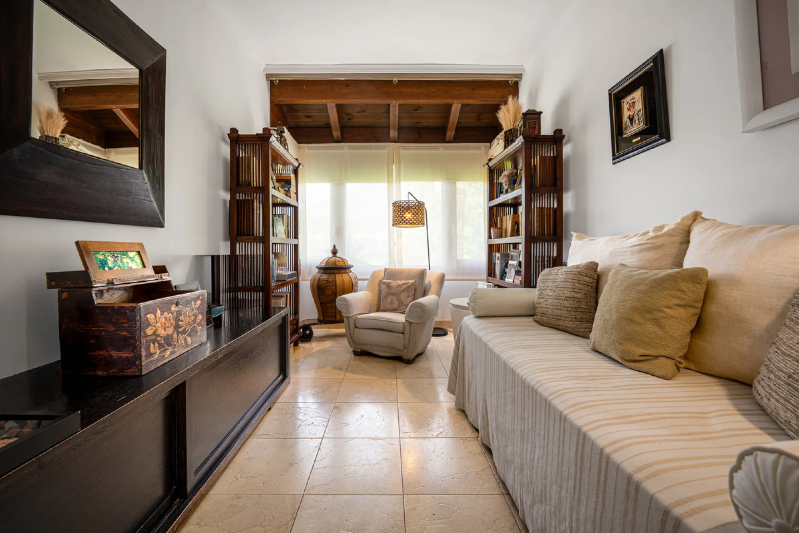 Townhouse Oasis is a five-bedroom luxury home in one of Marbella's most prestigious gated communities on the Golden Mile. Surrounded by tropical gardens, this townhouse offers privacy, comfort, and Mediterranean charm. With multiple terraces, a private ga