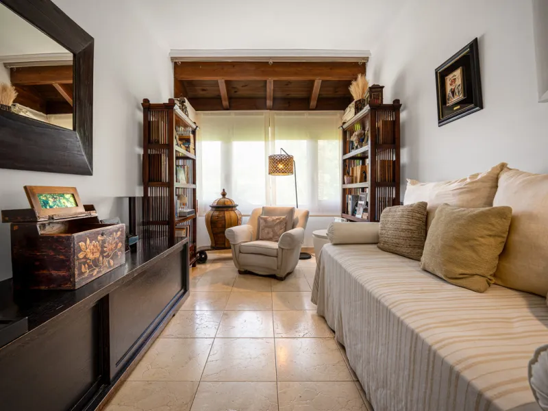 Townhouse Oasis is a five-bedroom luxury home in one of Marbella's most prestigious gated communities on the Golden Mile. Surrounded by tropical gardens, this townhouse offers privacy, comfort, and Mediterranean charm. With multiple terraces, a private ga