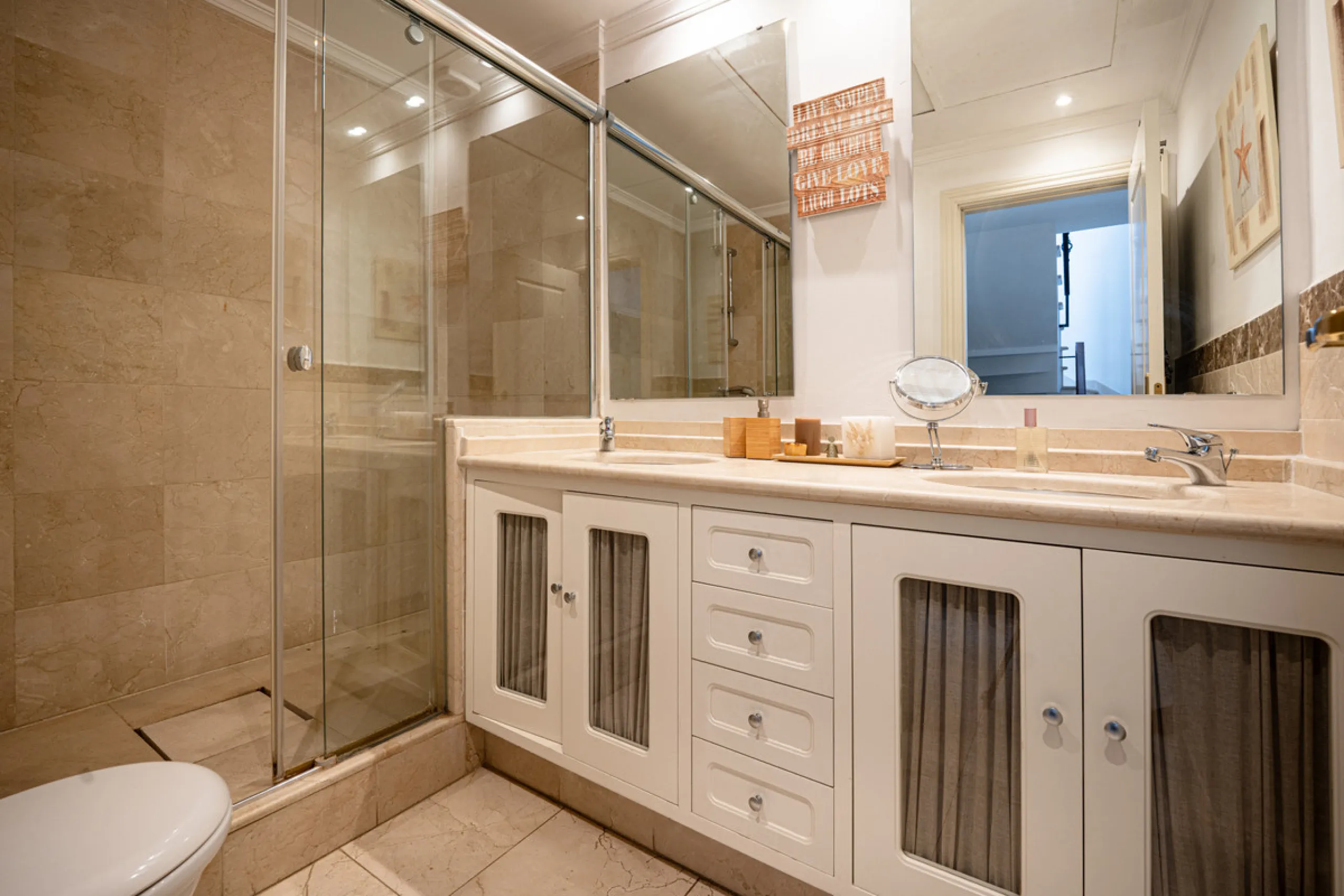 Townhouse Oasis is a five-bedroom luxury home in one of Marbella's most prestigious gated communities on the Golden Mile. Surrounded by tropical gardens, this townhouse offers privacy, comfort, and Mediterranean charm. With multiple terraces, a private ga