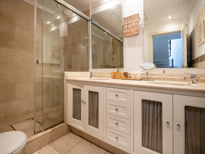 Townhouse Oasis is a five-bedroom luxury home in one of Marbella's most prestigious gated communities on the Golden Mile. Surrounded by tropical gardens, this townhouse offers privacy, comfort, and Mediterranean charm. With multiple terraces, a private ga
