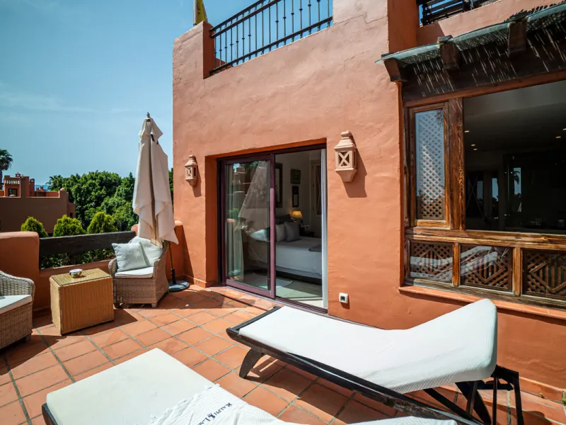 Townhouse Oasis is a five-bedroom luxury home in one of Marbella's most prestigious gated communities on the Golden Mile. Surrounded by tropical gardens, this townhouse offers privacy, comfort, and Mediterranean charm. With multiple terraces, a private ga