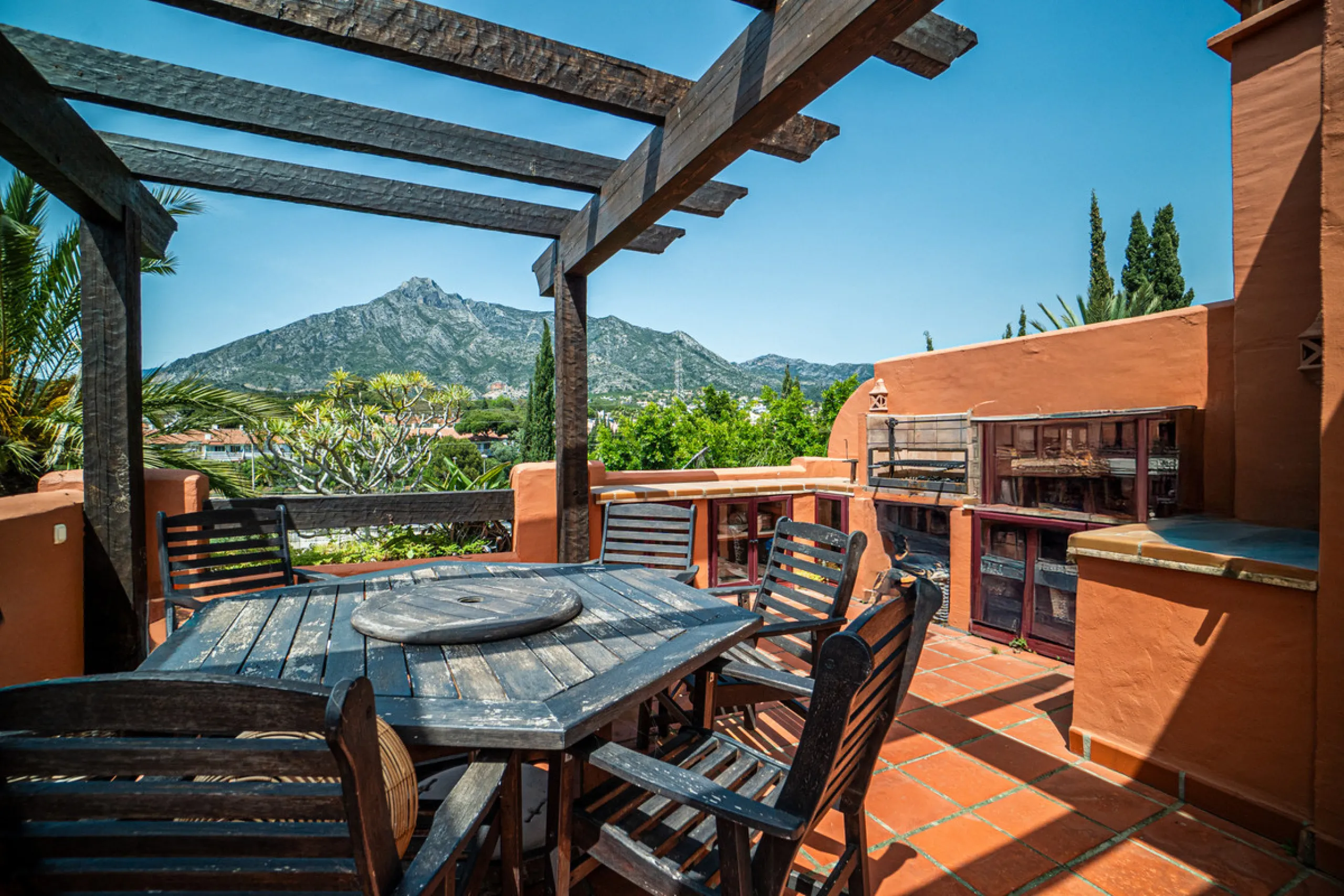 Townhouse Oasis is a five-bedroom luxury home in one of Marbella's most prestigious gated communities on the Golden Mile. Surrounded by tropical gardens, this townhouse offers privacy, comfort, and Mediterranean charm. With multiple terraces, a private ga