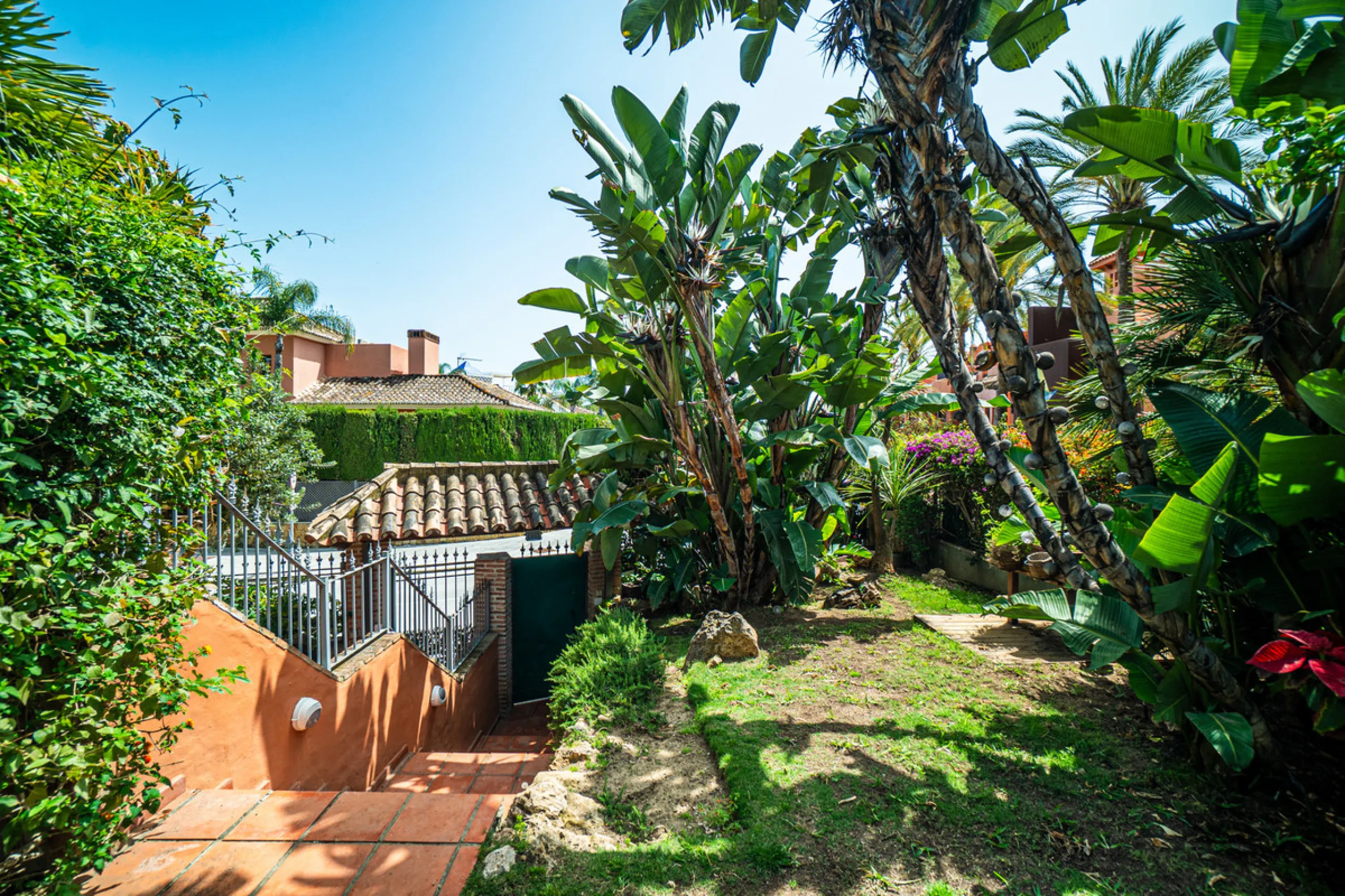 Townhouse Oasis is a five-bedroom luxury home in one of Marbella's most prestigious gated communities on the Golden Mile. Surrounded by tropical gardens, this townhouse offers privacy, comfort, and Mediterranean charm. With multiple terraces, a private ga