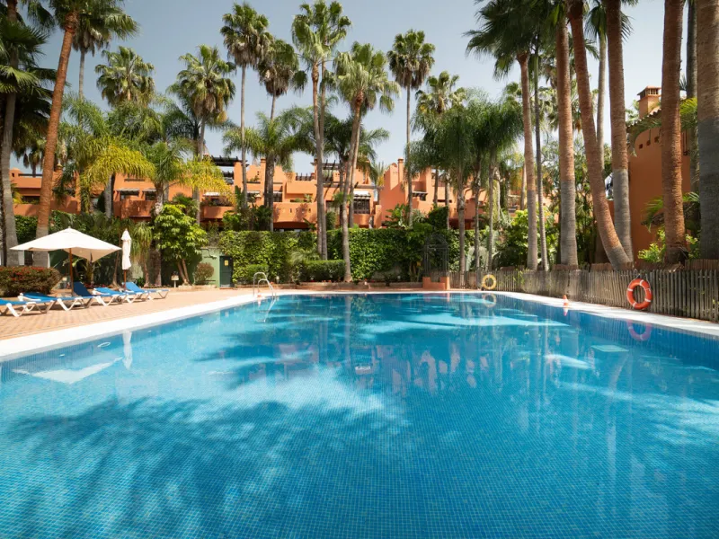 Townhouse Oasis is a five-bedroom luxury home in one of Marbella's most prestigious gated communities on the Golden Mile. Surrounded by tropical gardens, this townhouse offers privacy, comfort, and Mediterranean charm. With multiple terraces, a private ga