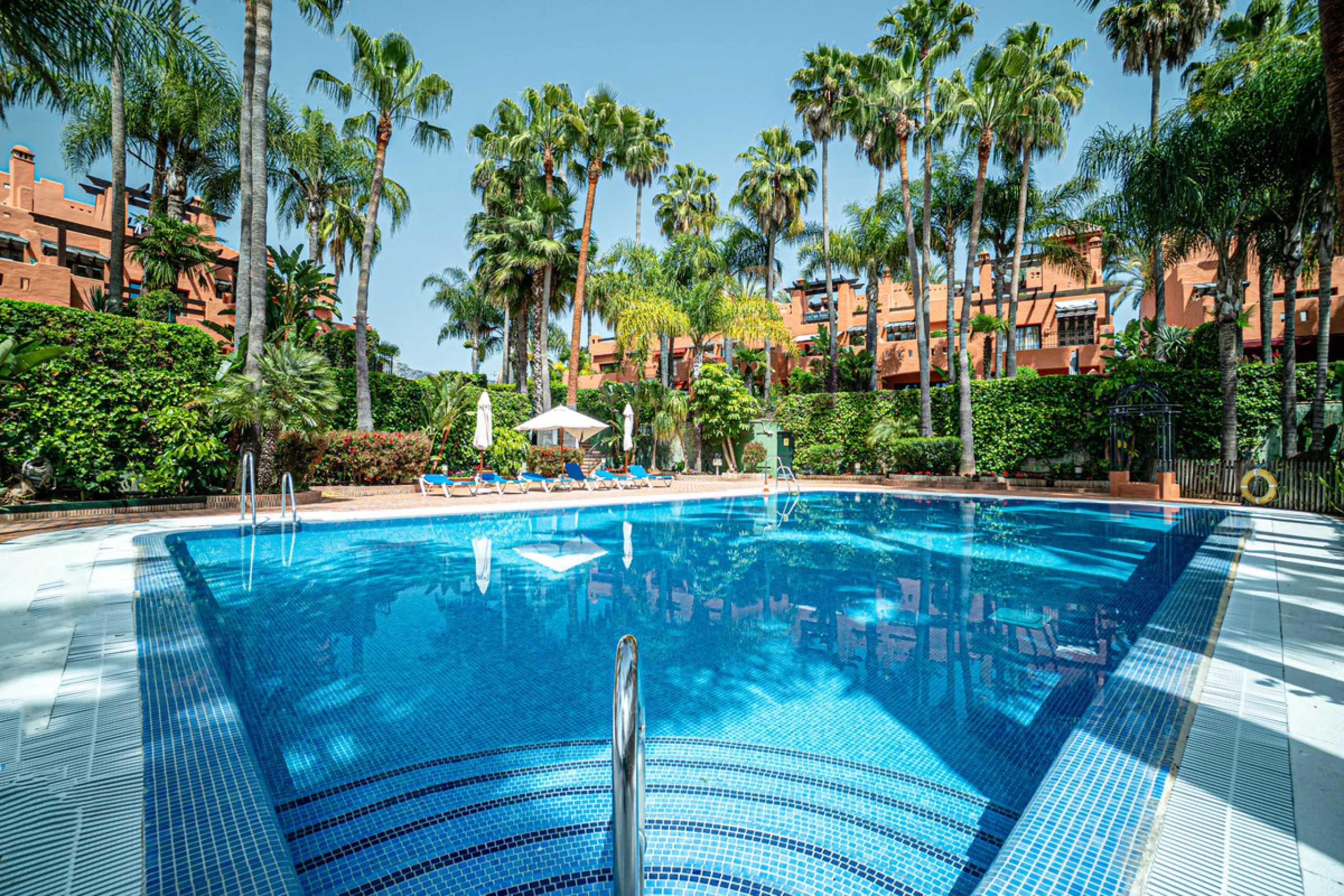 Townhouse Oasis is a five-bedroom luxury home in one of Marbella's most prestigious gated communities on the Golden Mile. Surrounded by tropical gardens, this townhouse offers privacy, comfort, and Mediterranean charm. With multiple terraces, a private ga