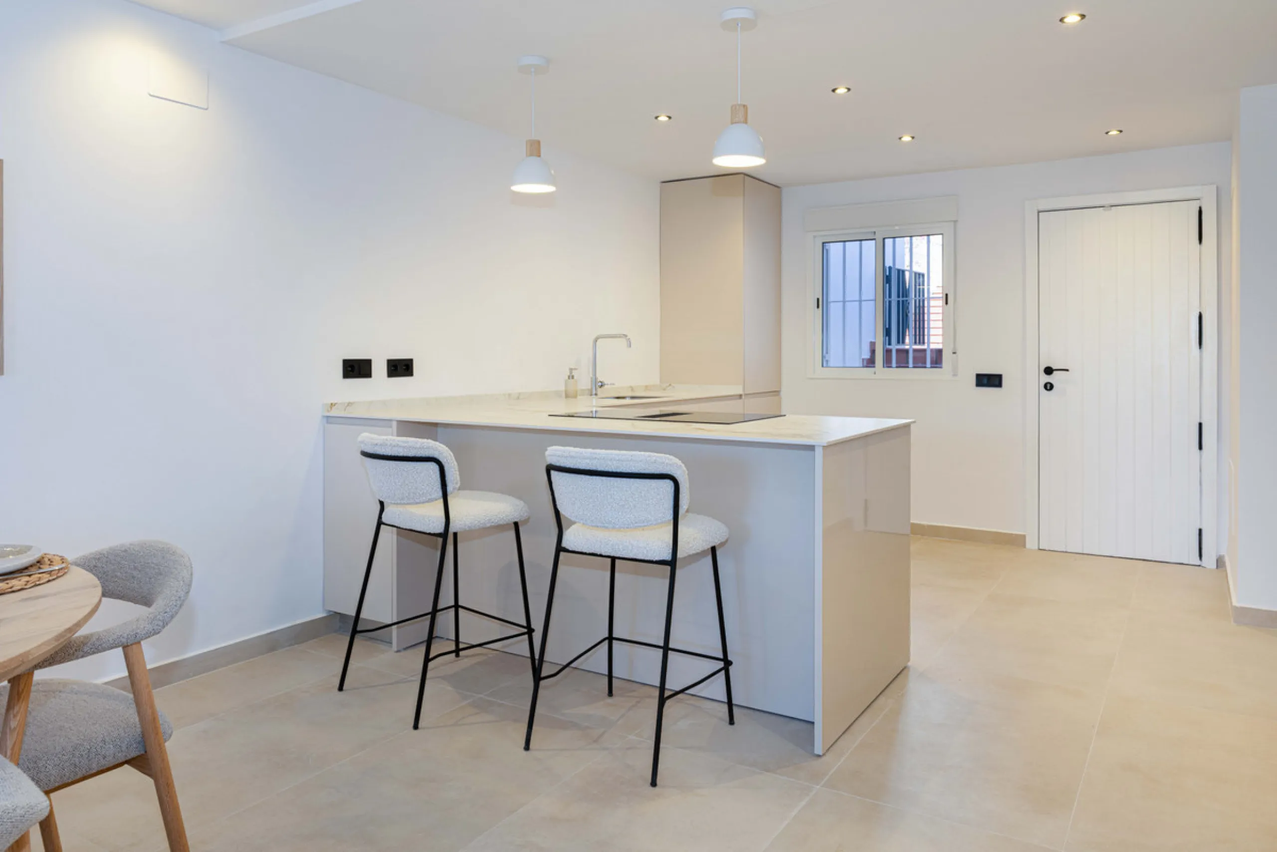 Welcome to your newly renovated home in the prestigious Aloha Royal community, located in the heart of Marbella's Golf Valley. This stunning 2-bedroom apartment has been completely refurbished with a contemporary design and high-quality finishes, offering