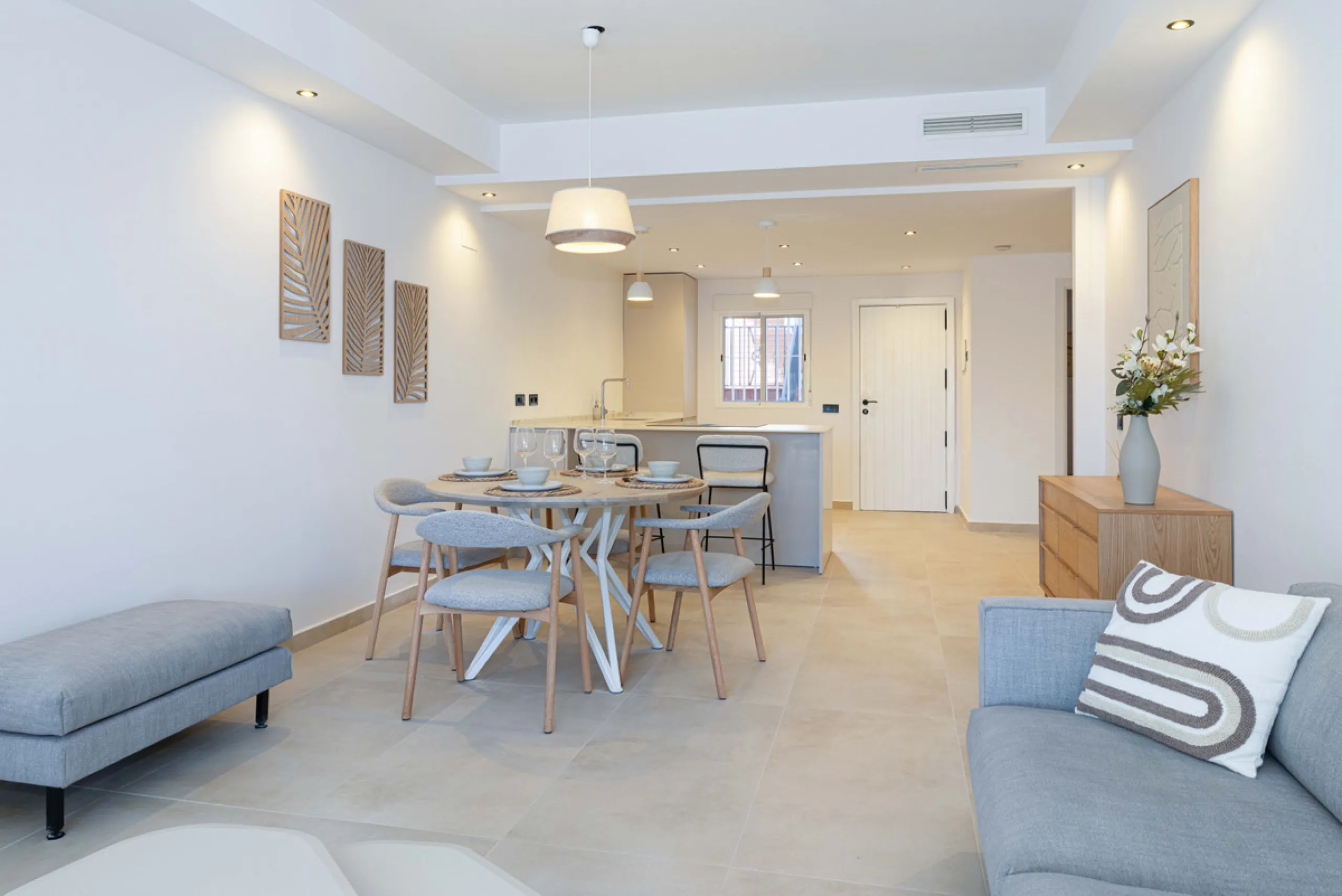 Welcome to your newly renovated home in the prestigious Aloha Royal community, located in the heart of Marbella's Golf Valley. This stunning 2-bedroom apartment has been completely refurbished with a contemporary design and high-quality finishes, offering