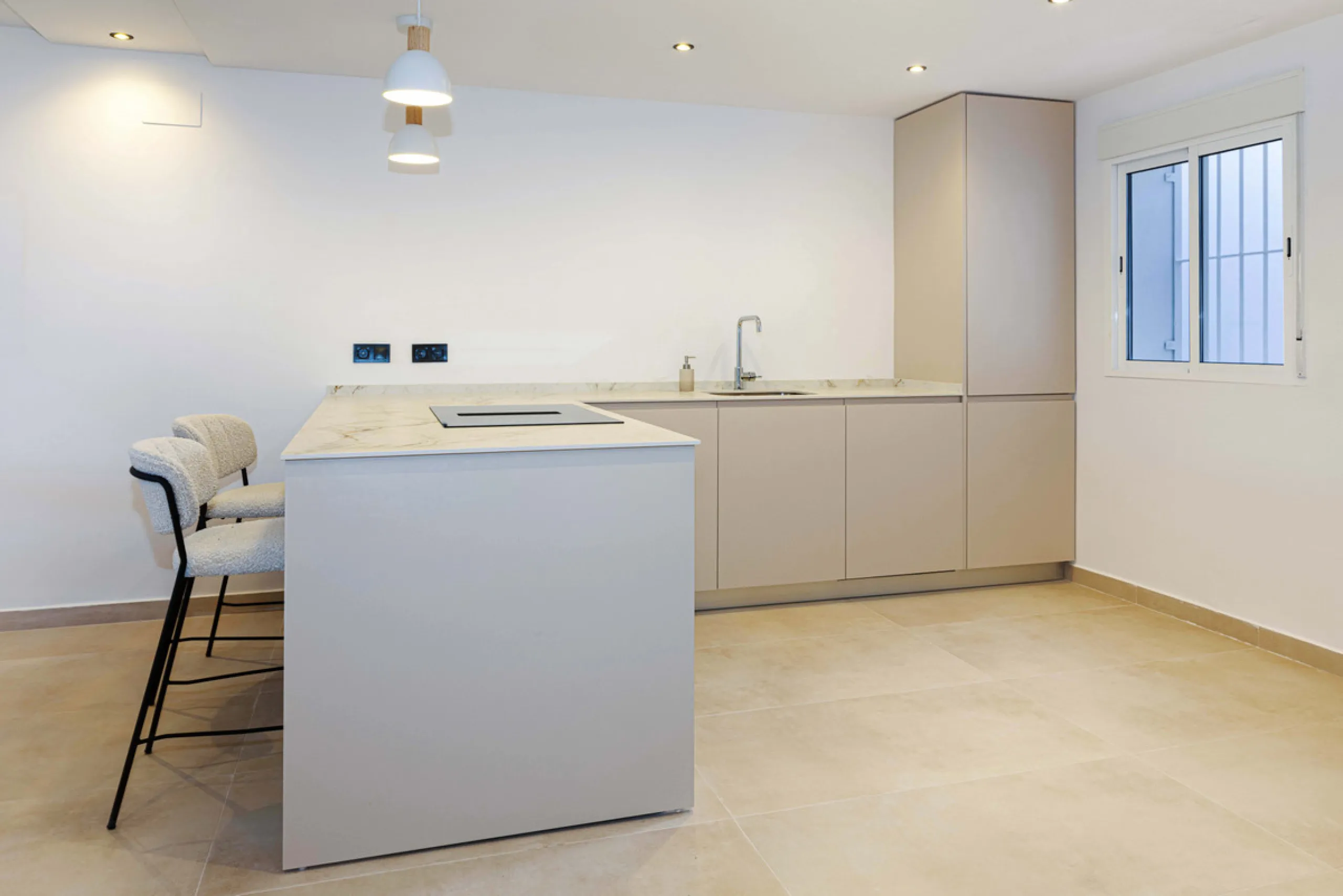 Welcome to your newly renovated home in the prestigious Aloha Royal community, located in the heart of Marbella's Golf Valley. This stunning 2-bedroom apartment has been completely refurbished with a contemporary design and high-quality finishes, offering